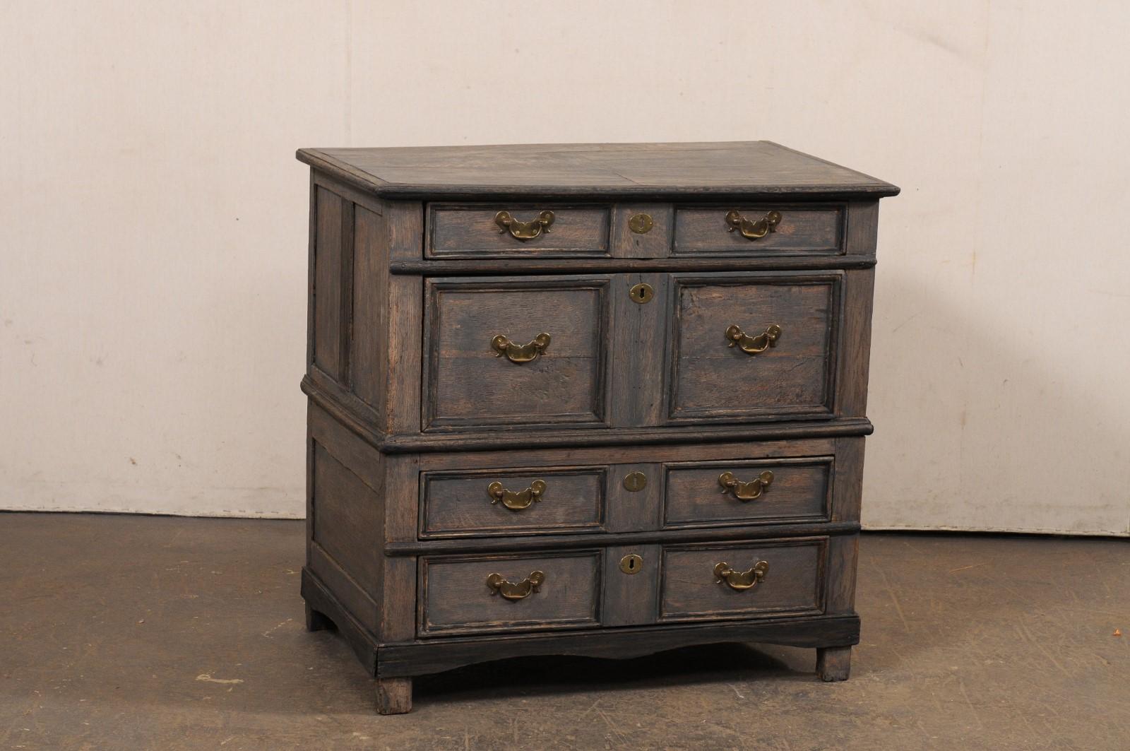 Una cassettiera inglese in legno dipinto con quattro cassetti a cavallo tra il XVIII e il XIX secolo. Questa cassapanca antica proveniente dall'Inghilterra ha un piano di forma rettangolare, sopra una cassa che ospita quattro cassetti e un grembiule