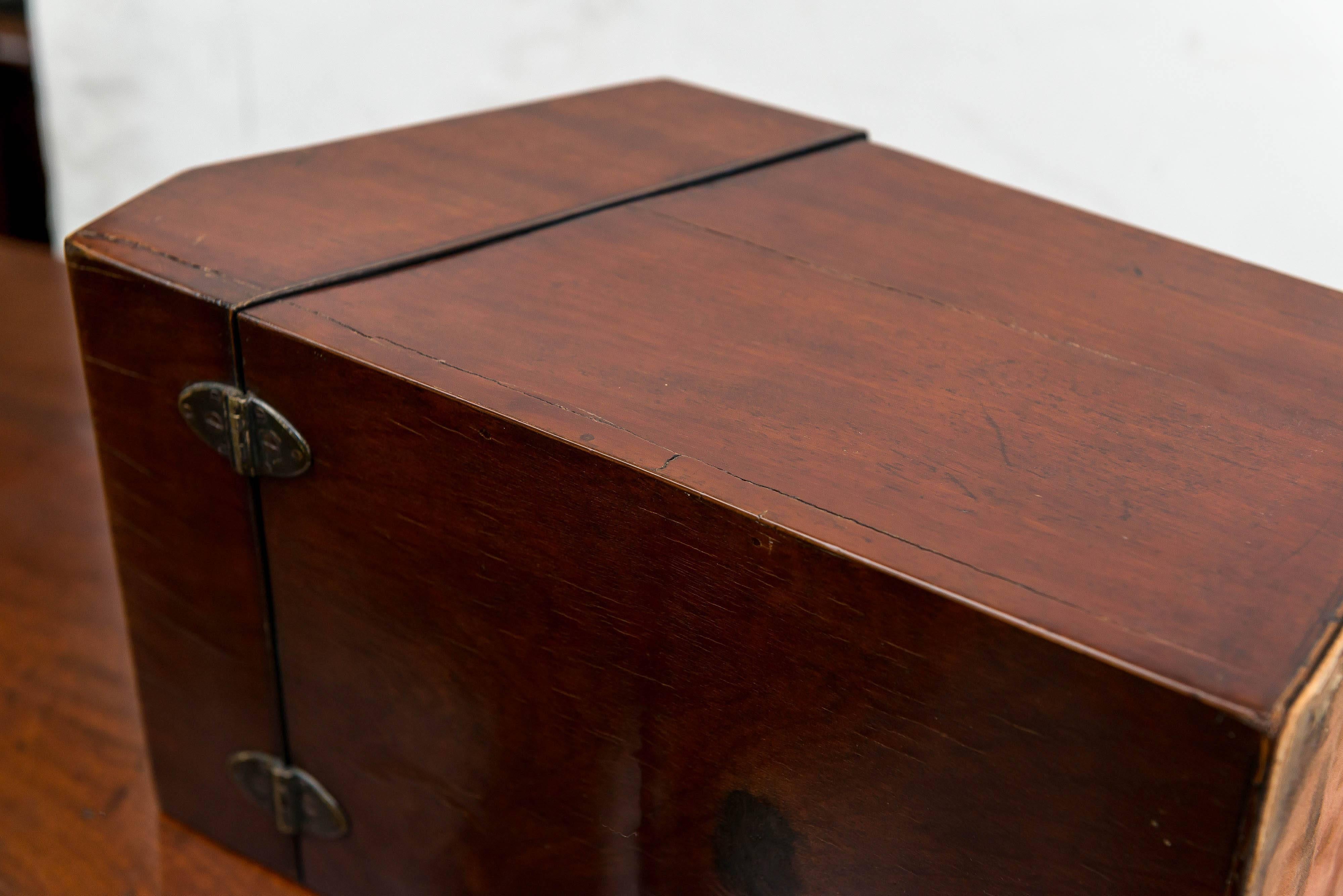 Late 18th Century English George III Mahogany Knife Box Fitted Out for Letters For Sale 5
