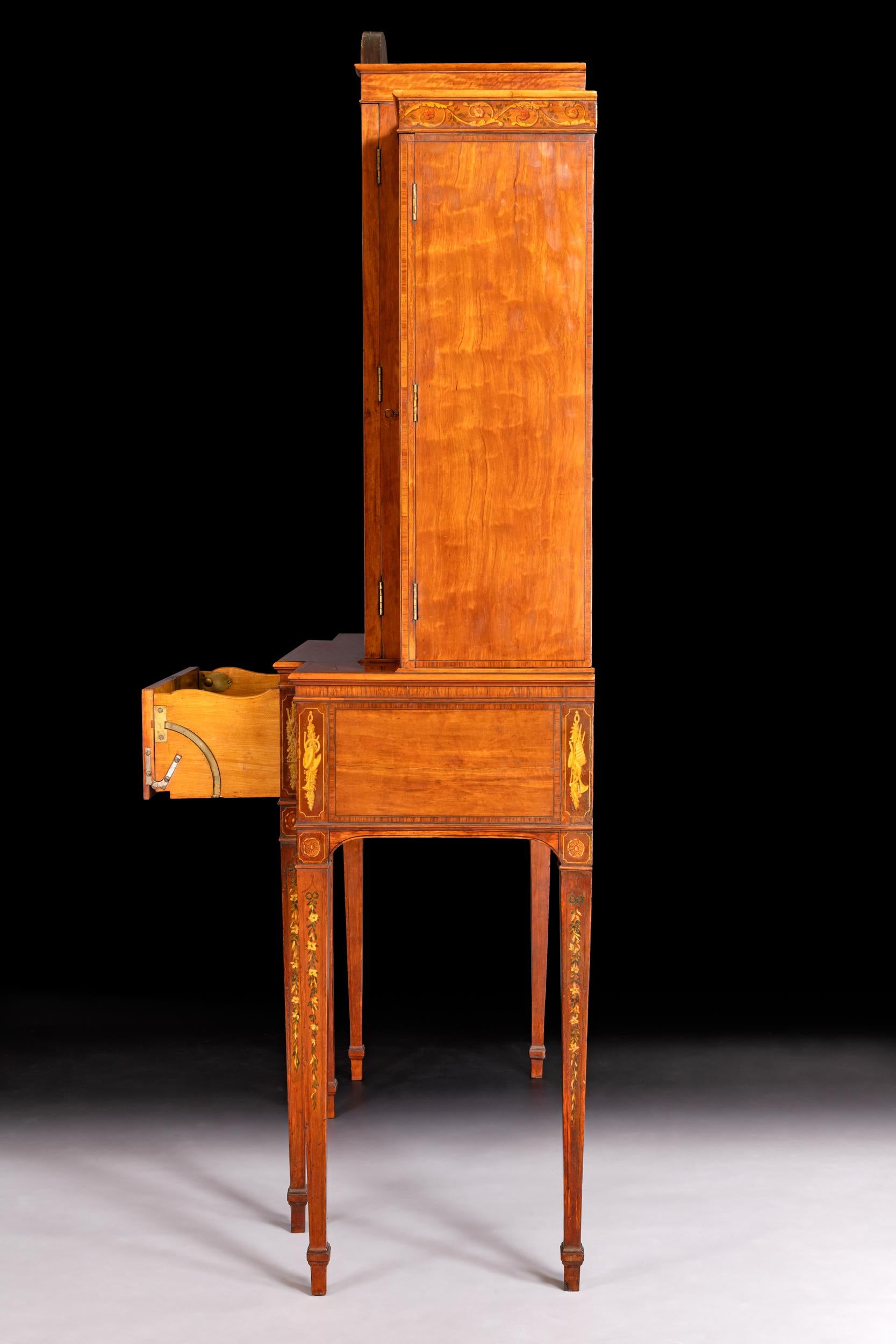 Vetrinetta secretaire della fine del XVIII secolo in legno di raso e intarsio in vendita 3