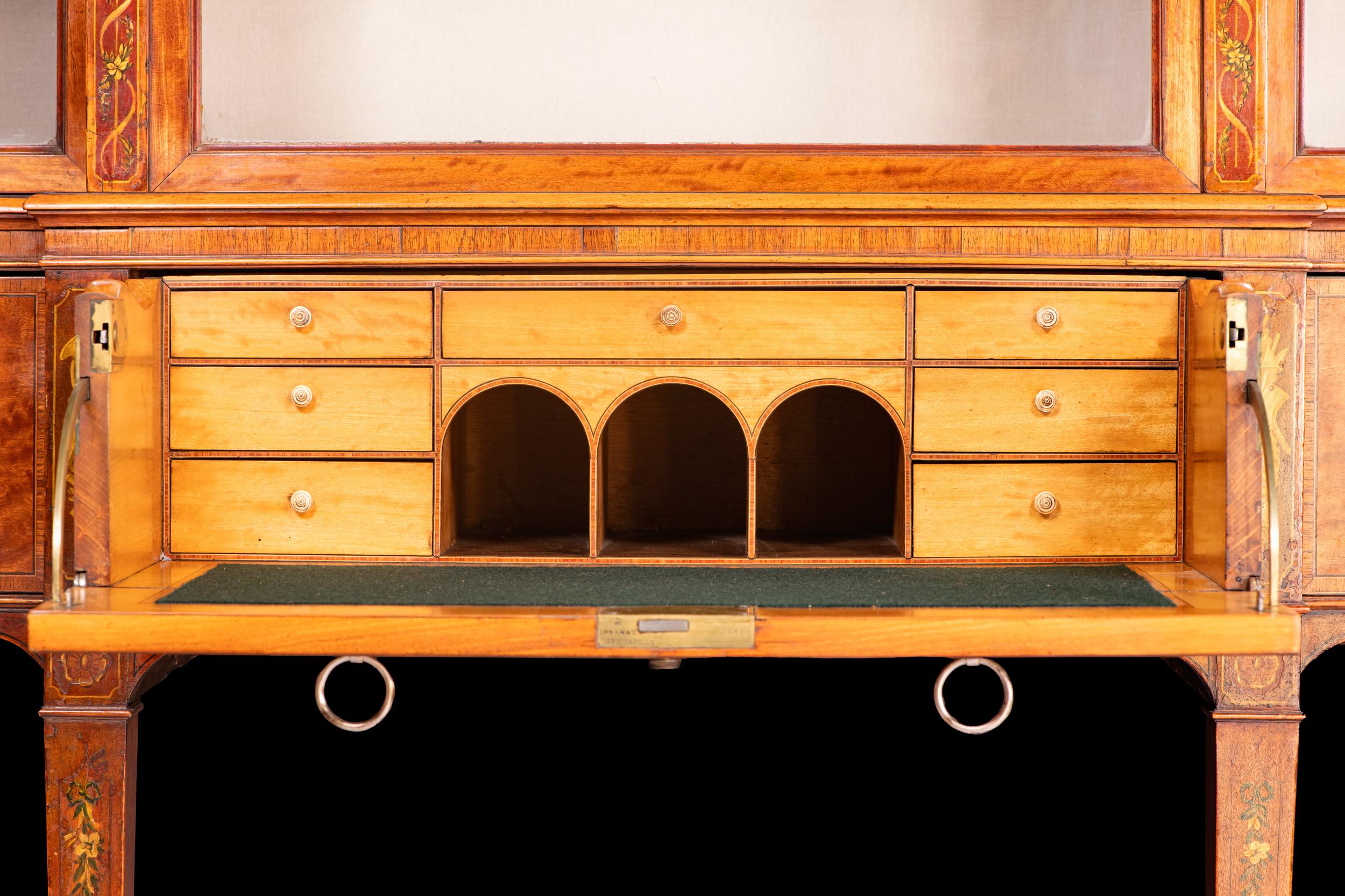 Vetrinetta secretaire della fine del XVIII secolo in legno di raso e intarsio in vendita 5