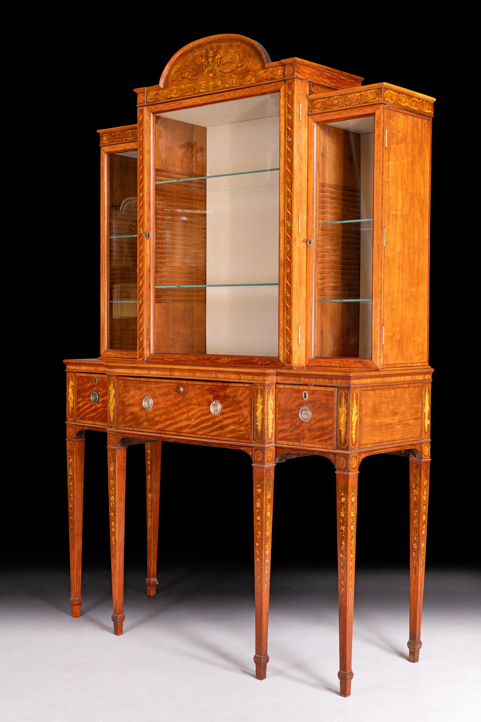 Vetrinetta secretaire della fine del XVIII secolo in legno di raso e intarsio In condizioni buone in vendita a Dublin, IE