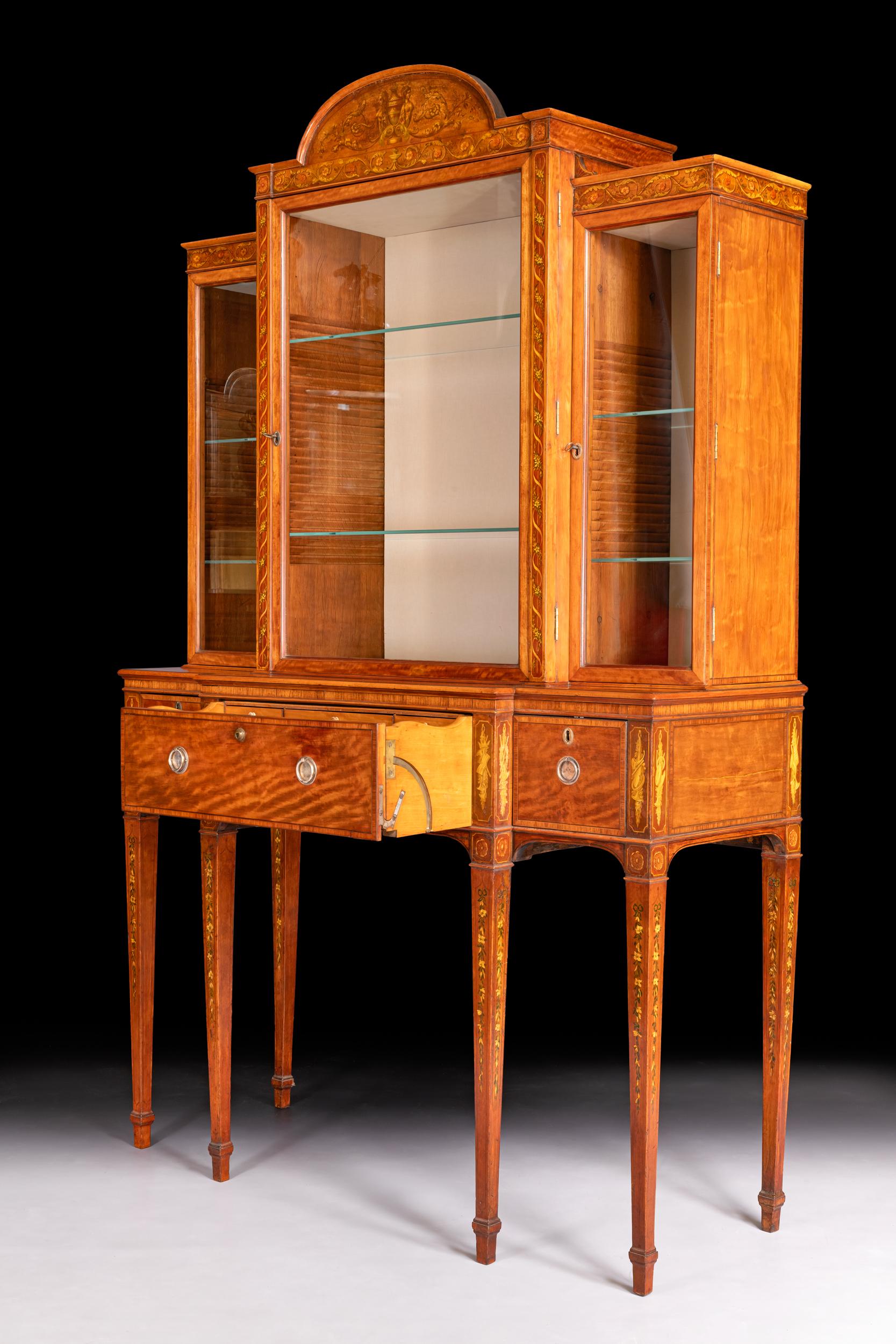 Legno di seta Vetrinetta secretaire della fine del XVIII secolo in legno di raso e intarsio in vendita