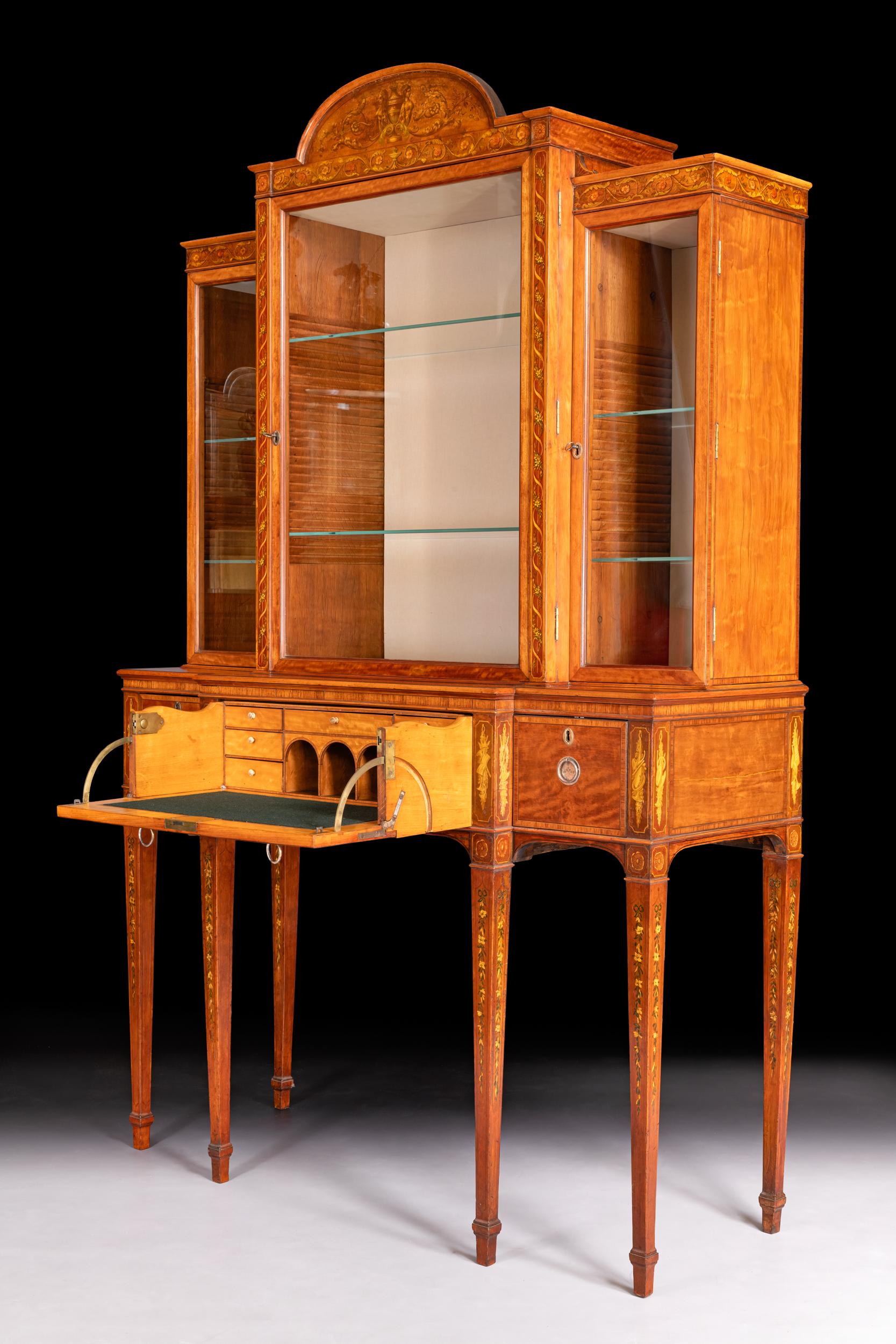 Vetrinetta secretaire della fine del XVIII secolo in legno di raso e intarsio in vendita 1