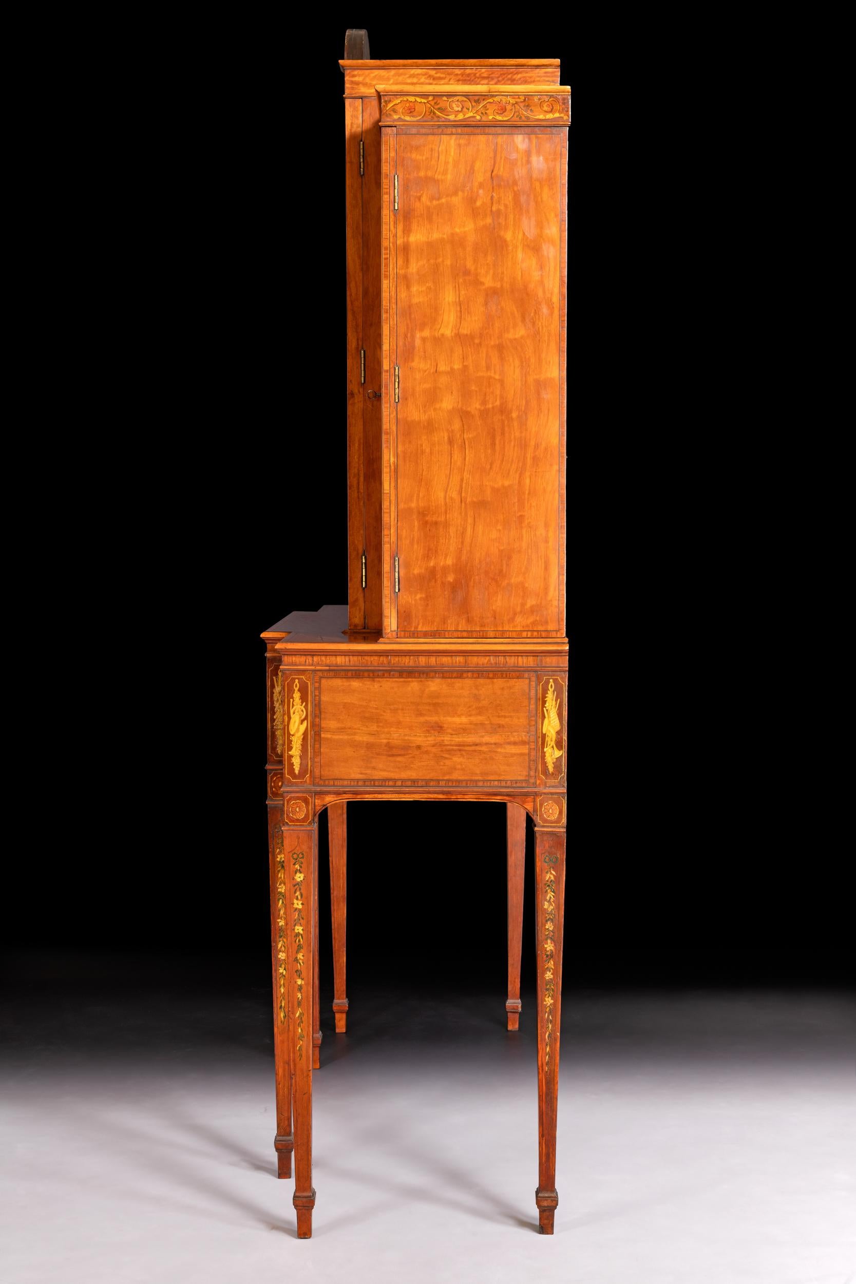 Vetrinetta secretaire della fine del XVIII secolo in legno di raso e intarsio in vendita 2