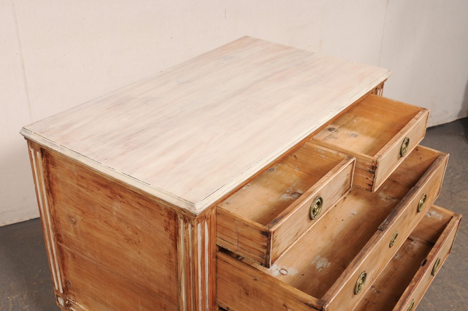 XIX secolo Cassettiera a 4 cassetti del tardo XVIII secolo con accenti scanalati e ferramenta in ottone in vendita