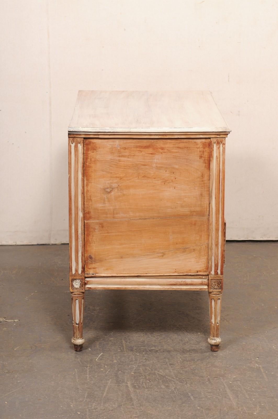 Ottone Cassettiera a 4 cassetti del tardo XVIII secolo con accenti scanalati e ferramenta in ottone in vendita