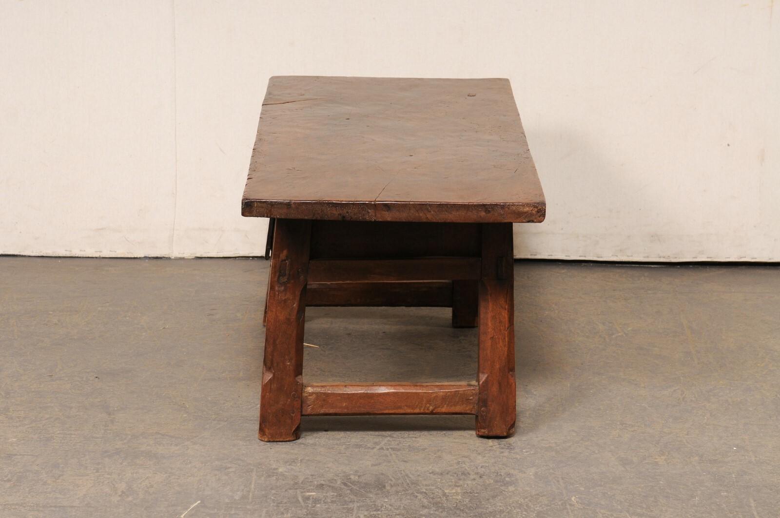 Tavolino da caffè a due cassetti in legno spagnolo della fine del XVIII secolo - un pezzo splendidamente rustico! in vendita 4