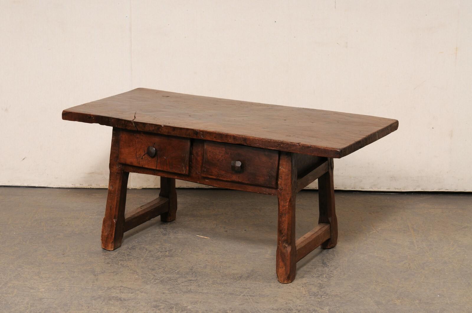 Tavolino da caffè a due cassetti in legno spagnolo della fine del XVIII secolo - un pezzo splendidamente rustico! in vendita 5