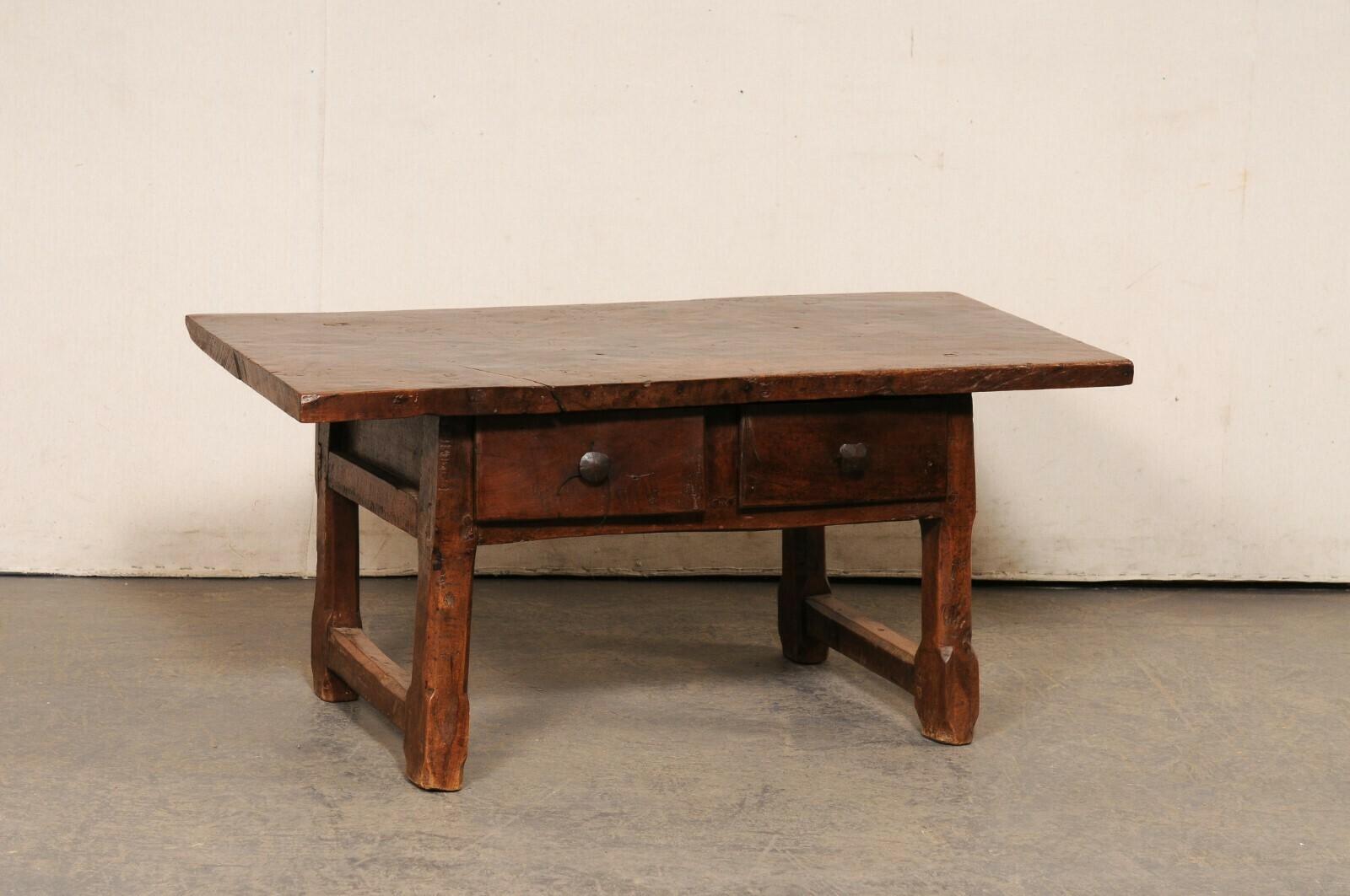 Tavolino spagnolo in legno con cassetti, risalente al periodo a cavallo tra il XVIII e il XIX secolo. Questo tavolo antico in legno proveniente dalla Spagna presenta un piano di forma rettangolare (circa 3,75 piedi di larghezza) che sporge dal