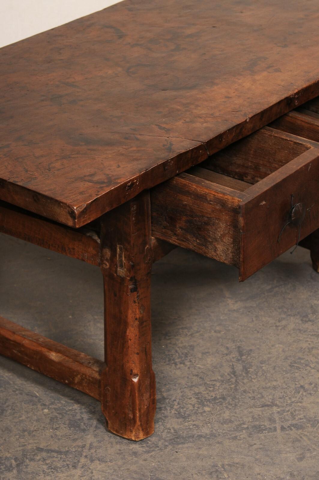 Tavolino da caffè a due cassetti in legno spagnolo della fine del XVIII secolo - un pezzo splendidamente rustico! In condizioni buone in vendita a Atlanta, GA