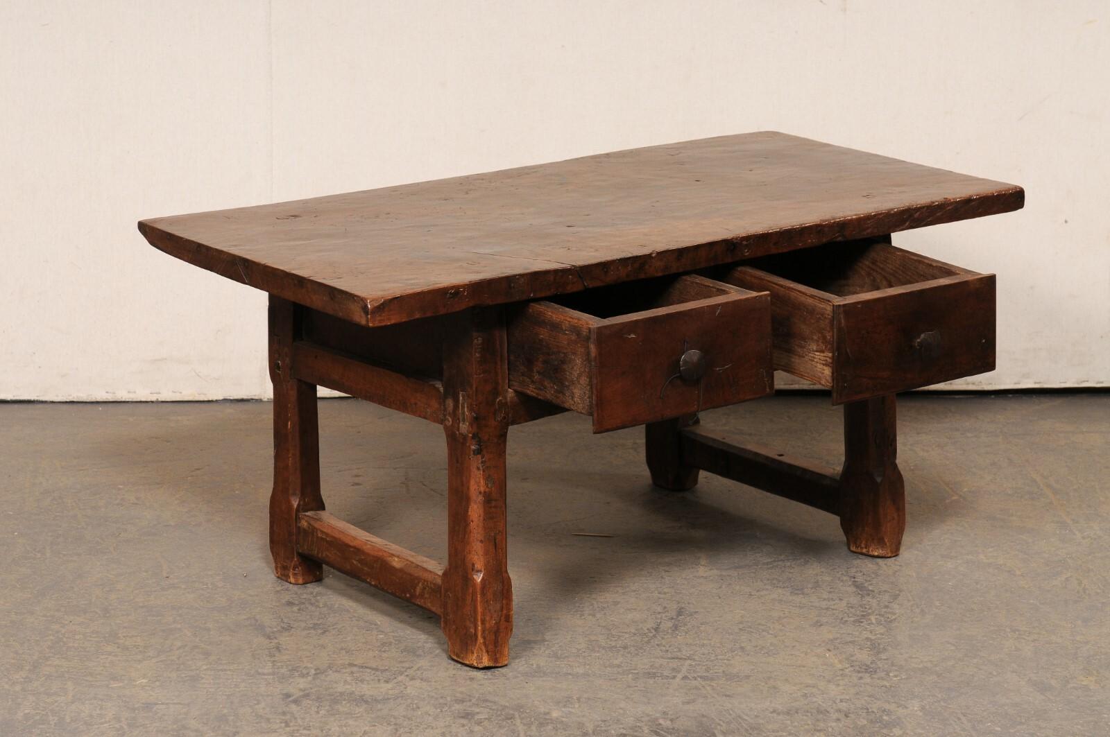 XIX secolo Tavolino da caffè a due cassetti in legno spagnolo della fine del XVIII secolo - un pezzo splendidamente rustico! in vendita