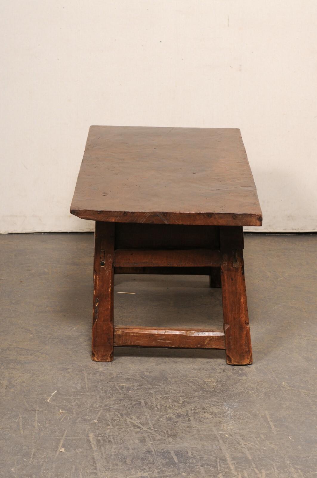 Legno Tavolino da caffè a due cassetti in legno spagnolo della fine del XVIII secolo - un pezzo splendidamente rustico! in vendita