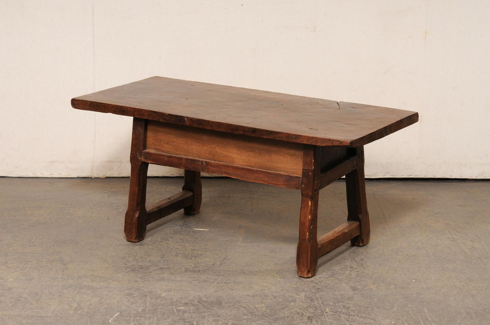 Tavolino da caffè a due cassetti in legno spagnolo della fine del XVIII secolo - un pezzo splendidamente rustico! in vendita 1