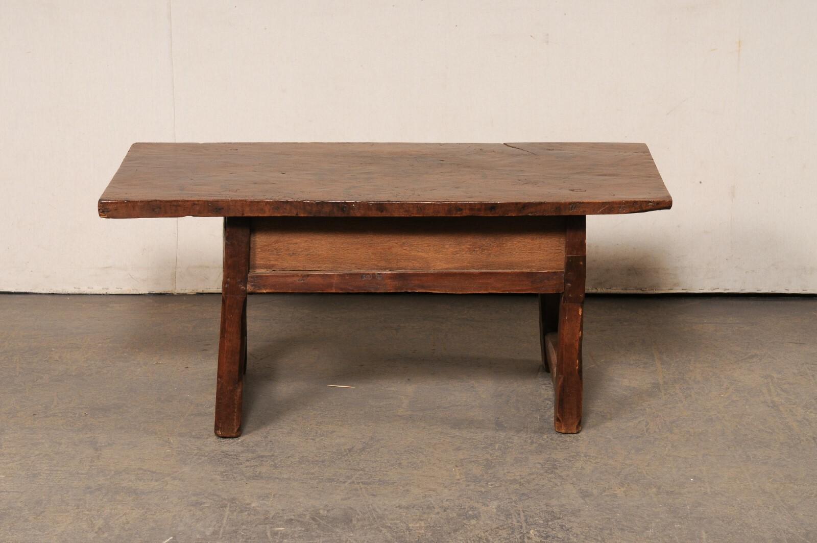 Tavolino da caffè a due cassetti in legno spagnolo della fine del XVIII secolo - un pezzo splendidamente rustico! in vendita 2