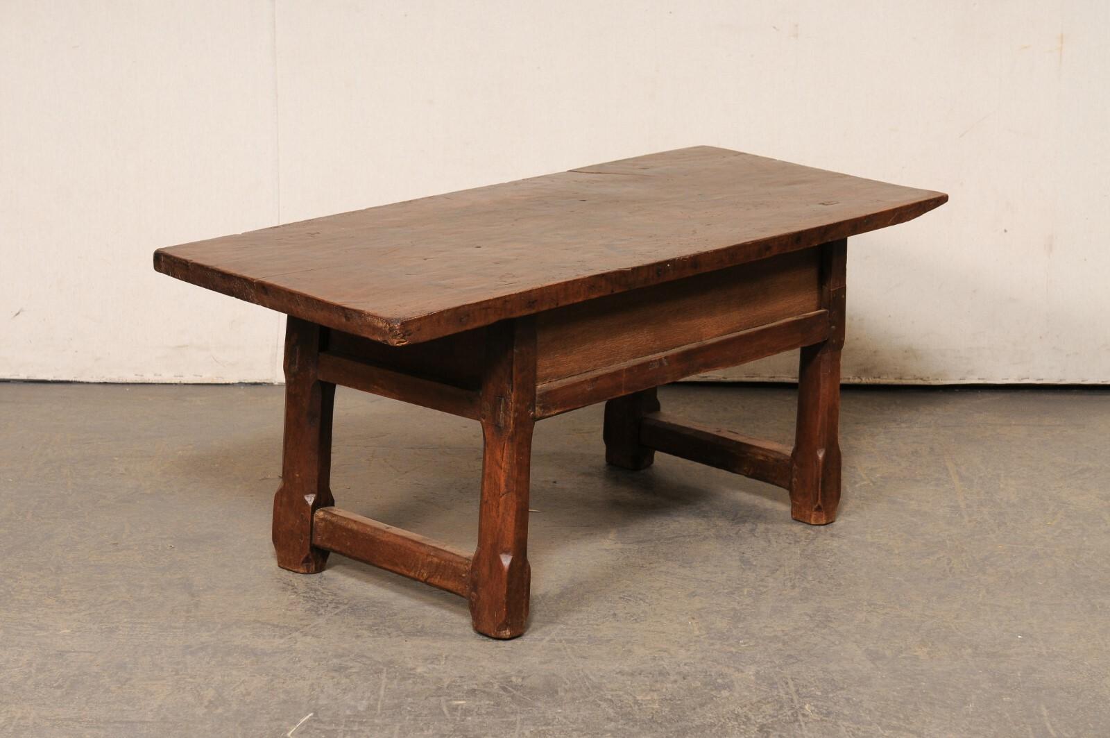 Tavolino da caffè a due cassetti in legno spagnolo della fine del XVIII secolo - un pezzo splendidamente rustico! in vendita 3