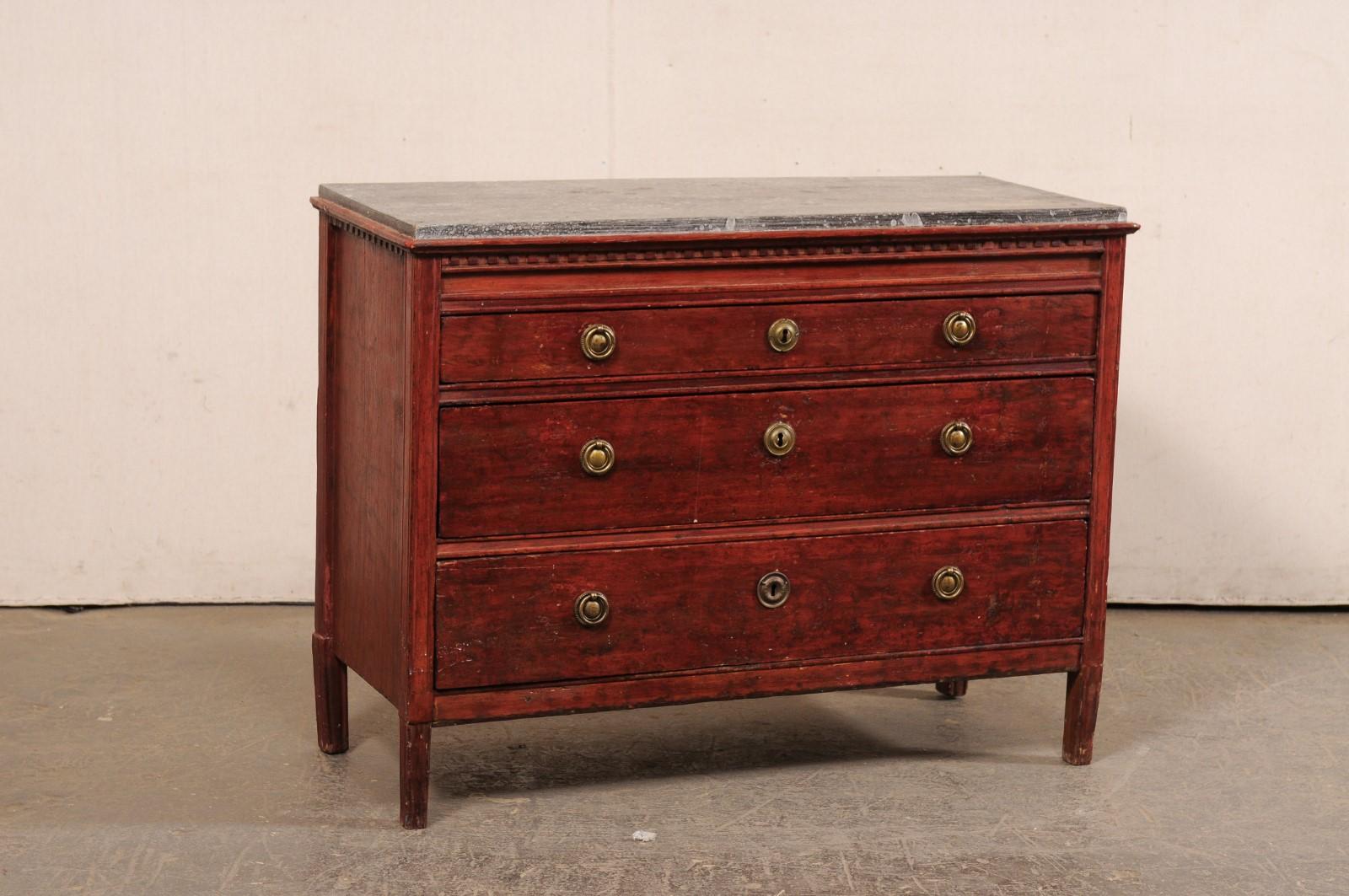 Schwedische Kommode aus bemaltem Holz mit drei Schubladen und einer Platte aus Kunstmarmor aus der Zeit zwischen dem 18. und 19. Diese Kommode aus der Gustavianischen Epoche in Schweden hat ein klares Design, eine handbemalte Platte aus Kunstmarmor