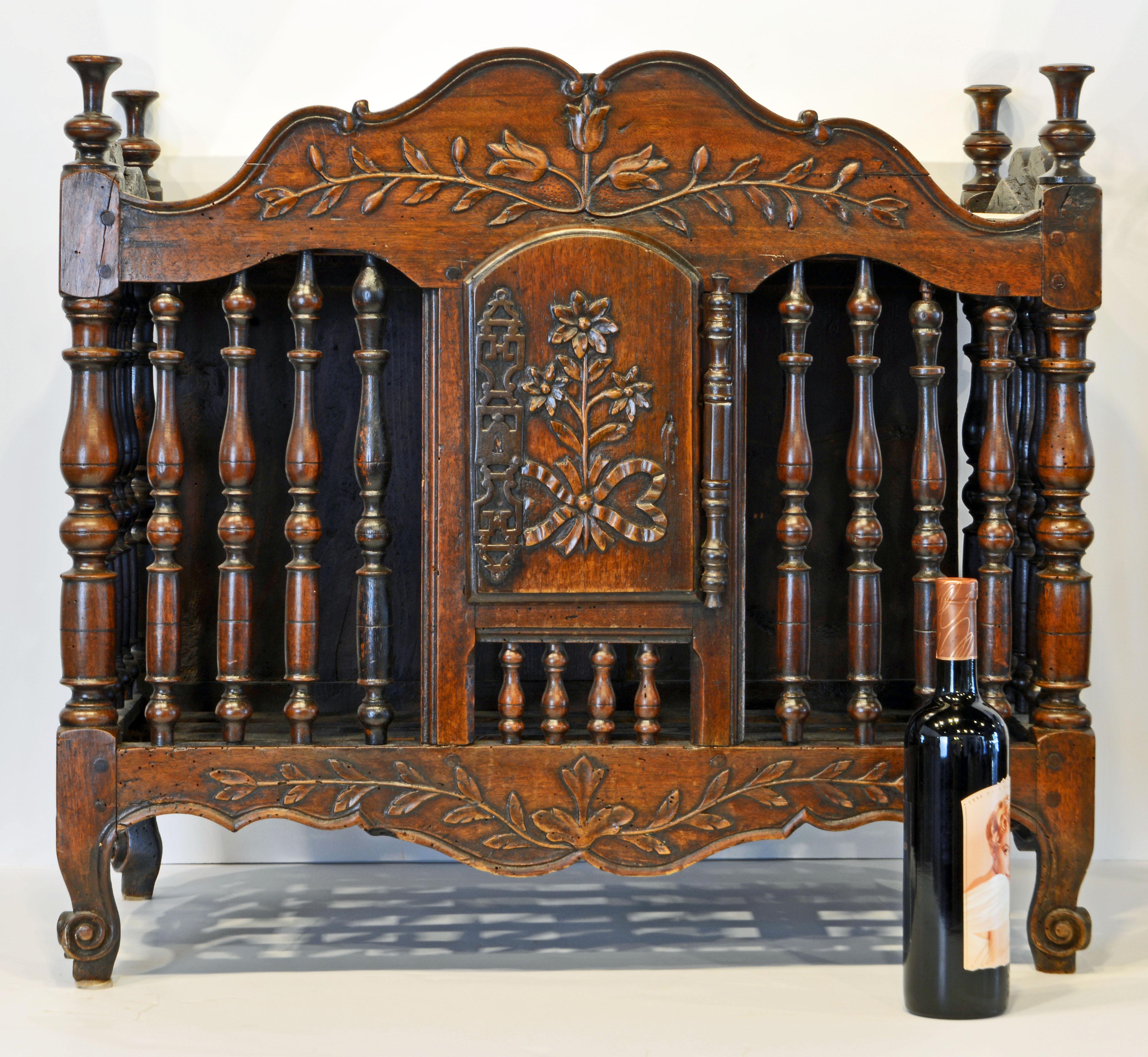Late 18th Century French Provincial Carved and Turned Walnut Panetiere In Good Condition In Ft. Lauderdale, FL
