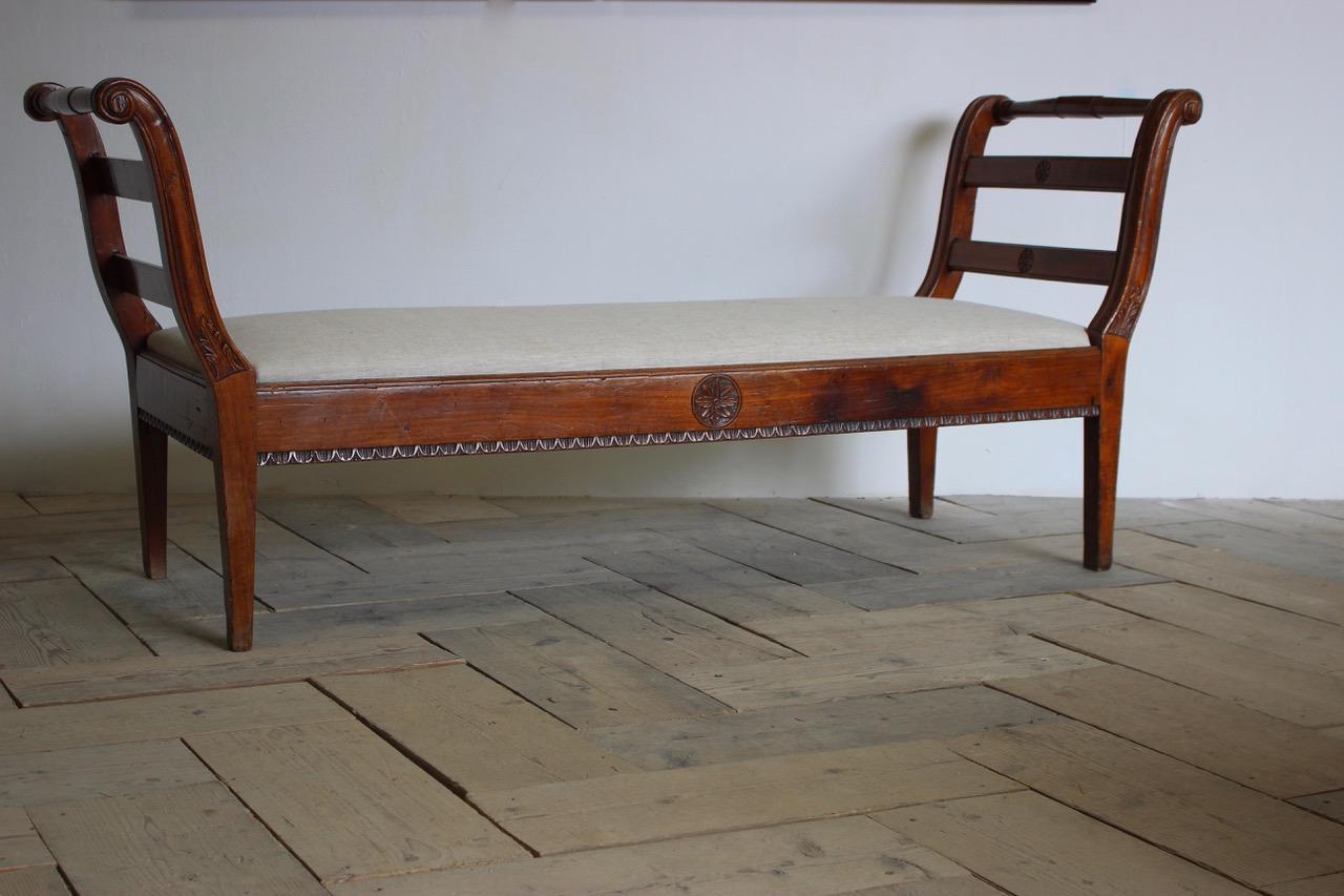 Late 18th Cent French Provincial Walnut Daybed (Französisch)