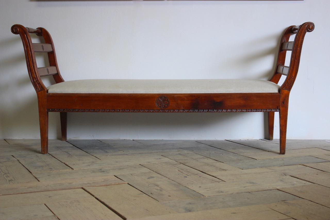 Late 18th Cent French Provincial Walnut Daybed im Zustand „Gut“ in Gloucestershire, GB