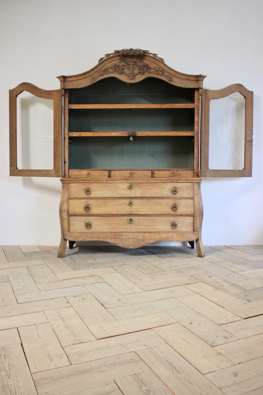 French Late 18th Century Louis XVI Display Cabinet in Bleached Oak For Sale