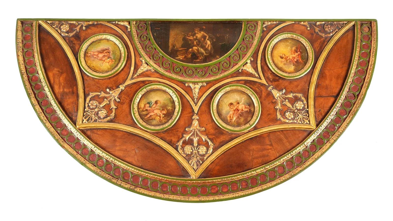 Seltener und feiner Demi-Lune-Konsolentisch aus Satinholz des späten 18. Jahrhunderts von George III Adams.  Klassizistischer Aufsatz mit Rondellen von Putten und Venus.  Die Oberseite ist aus Glas.  Fries mit Palmetten und Säumen.  Verjüngte Beine