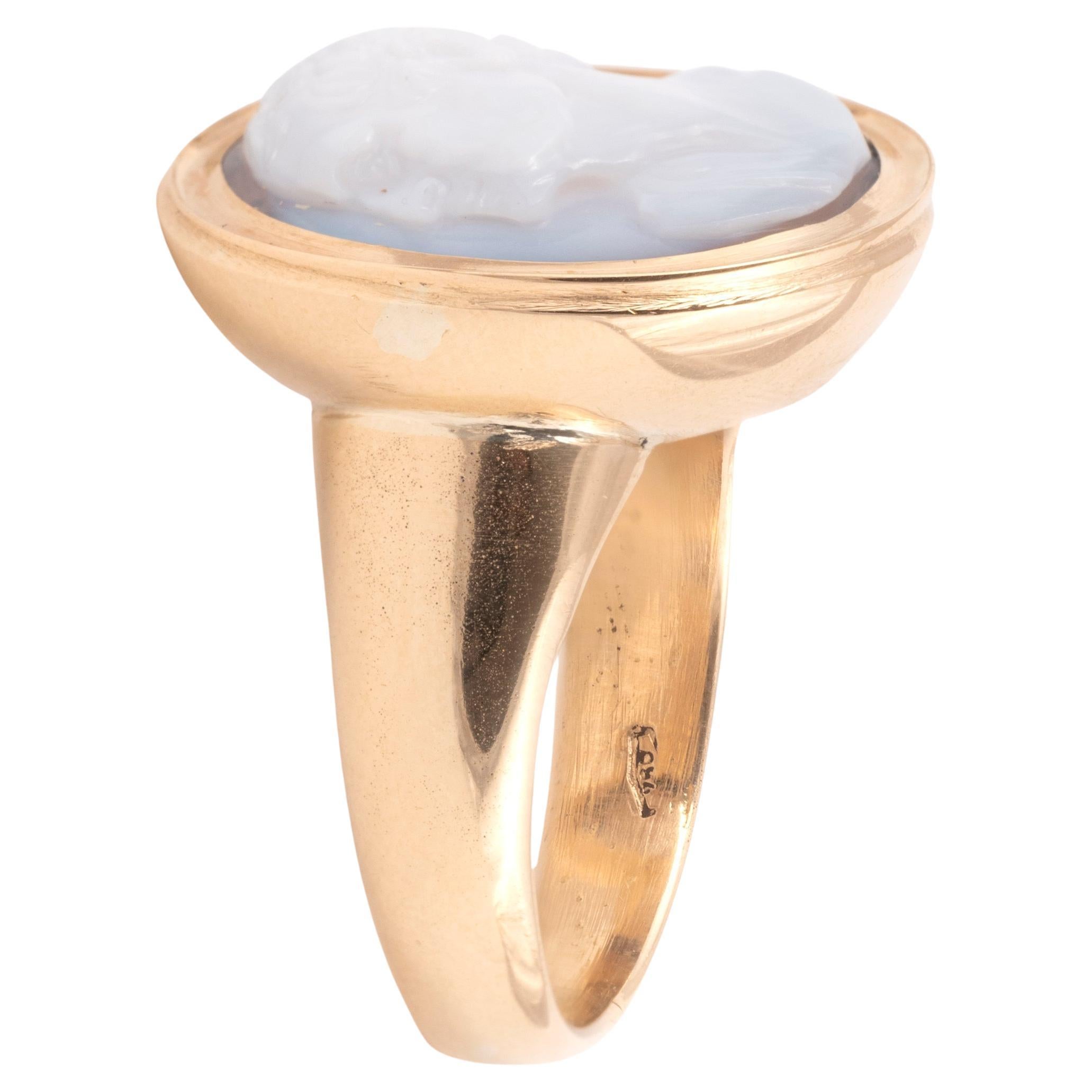 A late 18th century white layered agate on a light gray ground, set in a gold frame. Male head with short hair, possibly the Roman orator, politician, writer and philosopher Cicero, cameo circa 1790, the setting is 18kt gold.
The top measuring 2,6cm