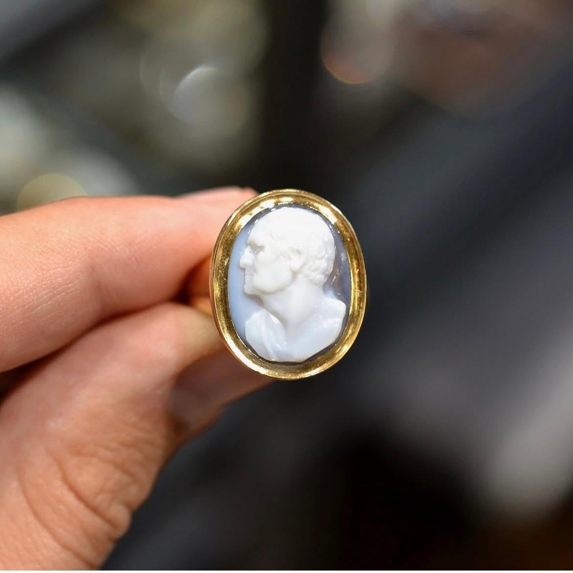 Late 18th Century Agate Cameo Cicerone Ring In Excellent Condition For Sale In Firenze, IT