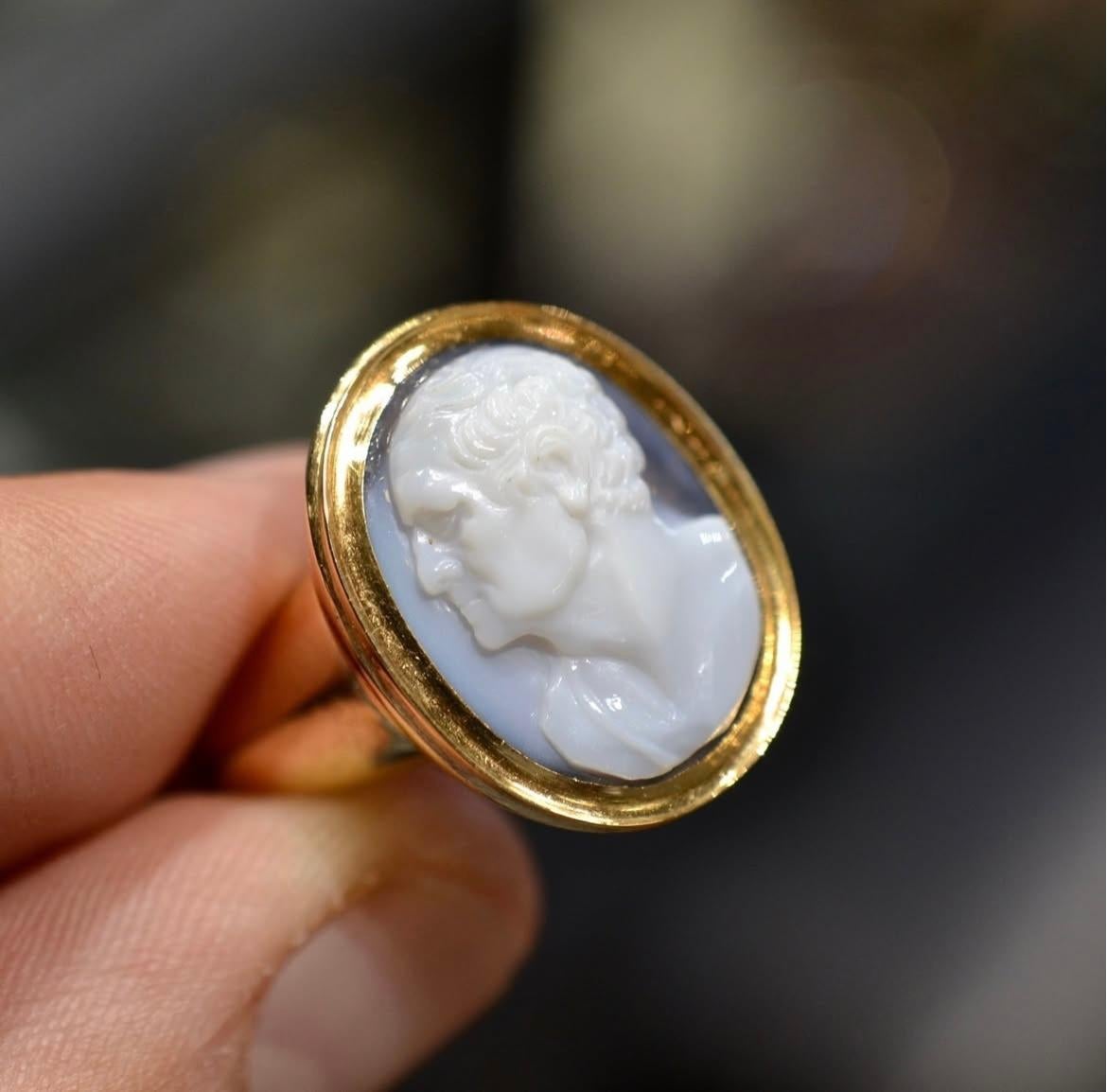 Women's or Men's Late 18th Century Agate Cameo Cicerone Ring For Sale