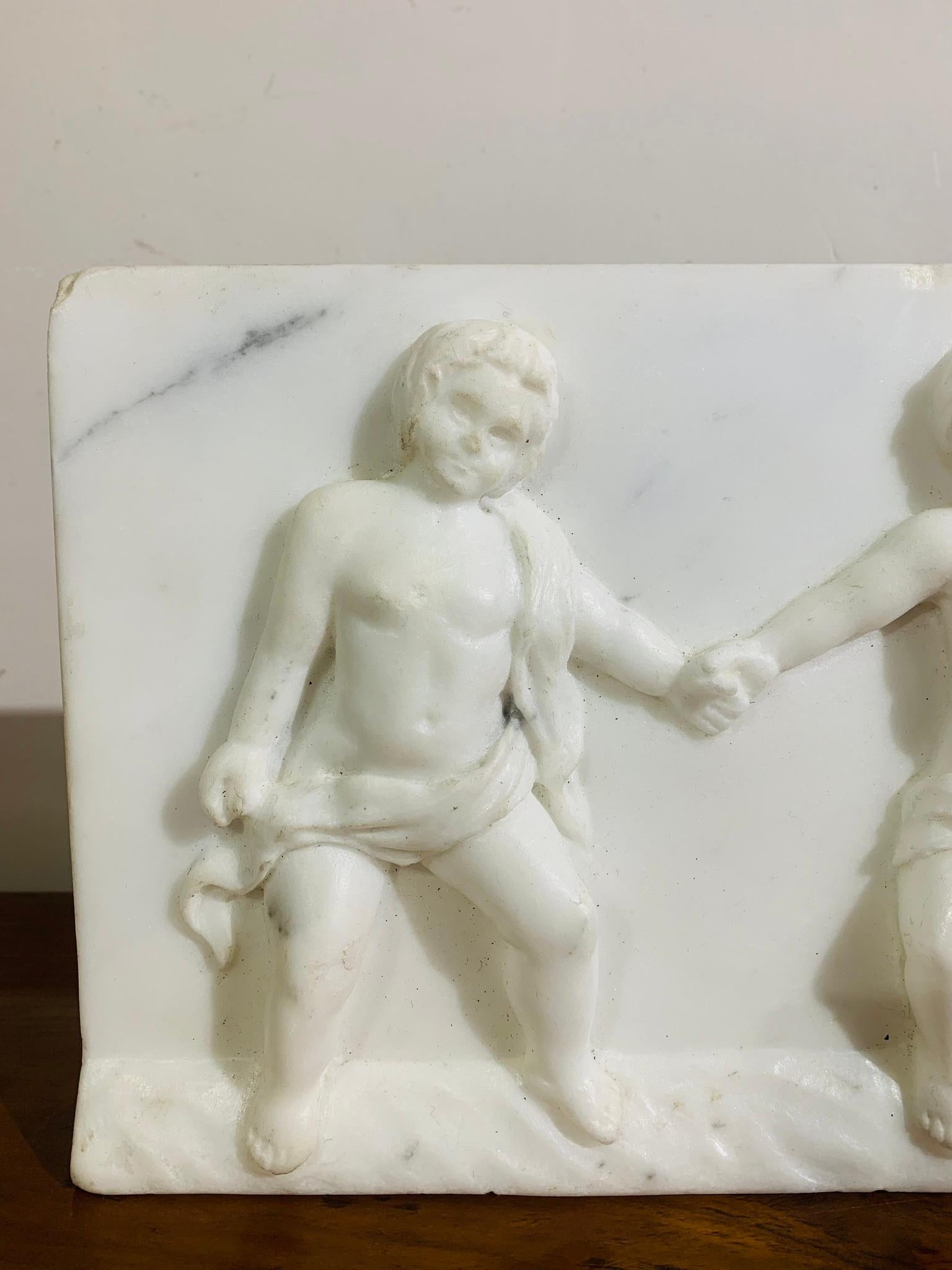 Italian Late 18th Century, Alegory of Friendship, Bas-relief in Carrara Marble For Sale