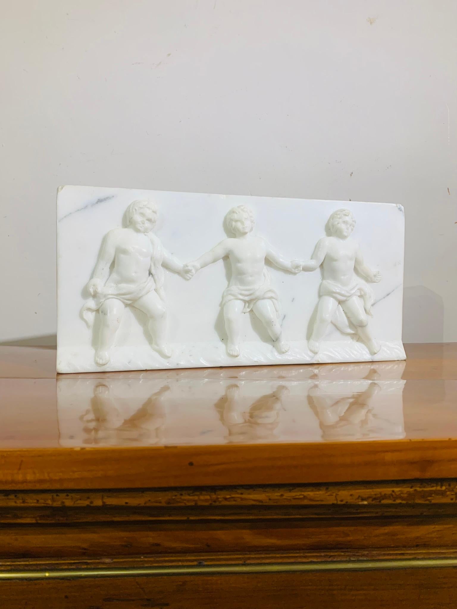 Late 18th Century, Alegory of Friendship, Bas-relief in Carrara Marble For Sale 2