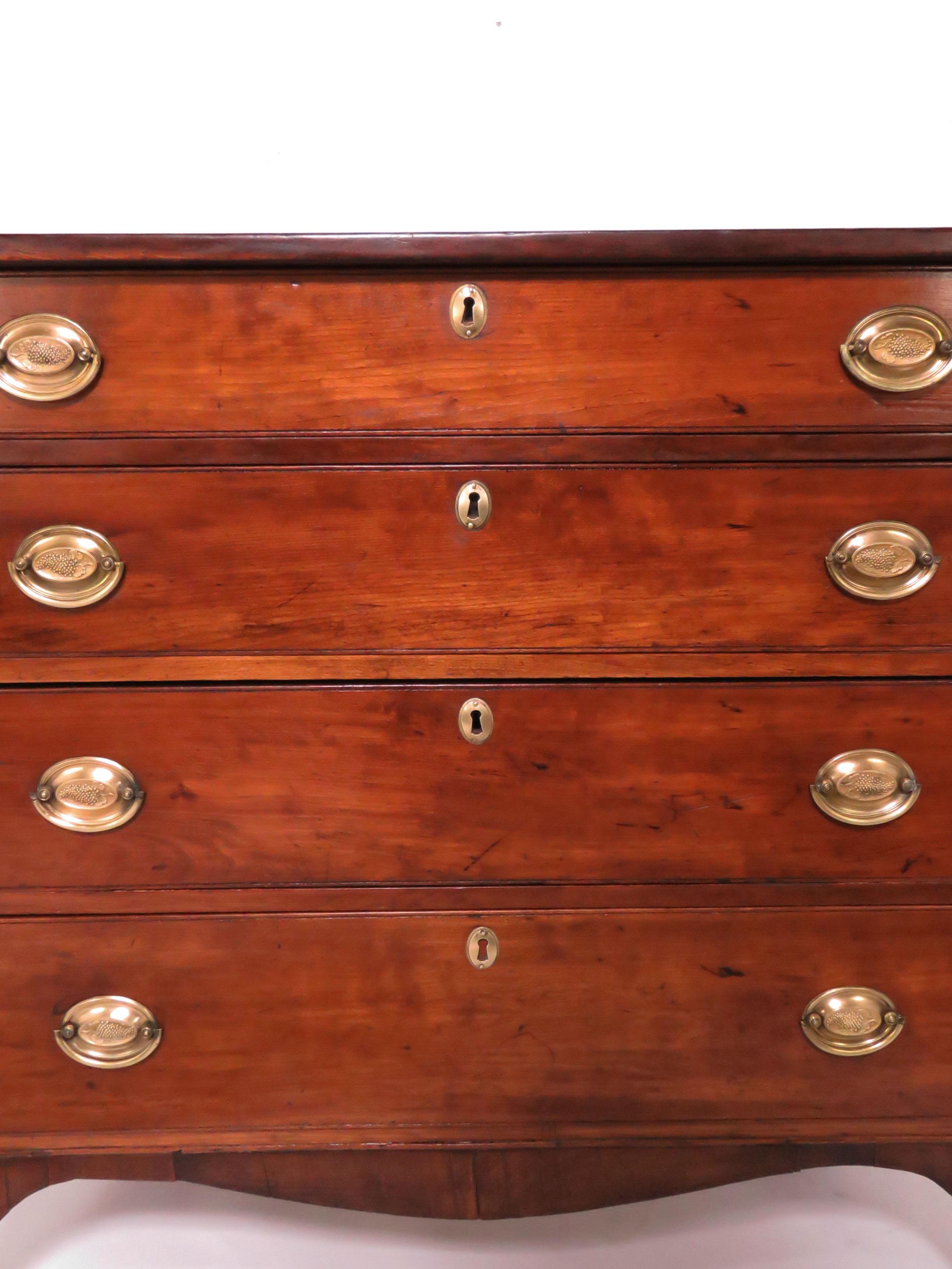 Late 18th Century American Federal Hepplewhite Antique Chest of Drawers In Good Condition In Peabody, MA