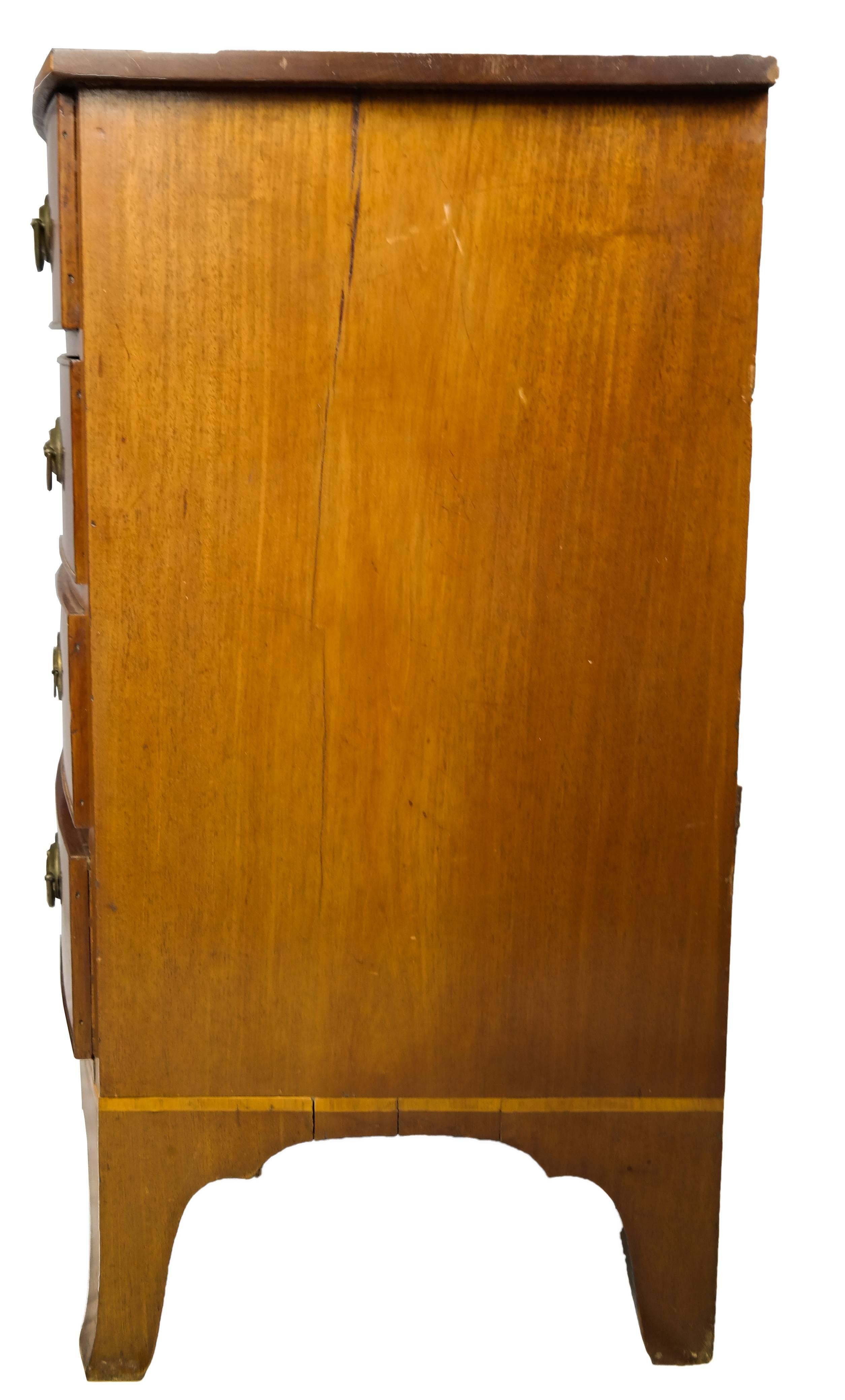 Late 18th Century American Mahogany Bowfront Chest of Drawers, circa 1790. 7