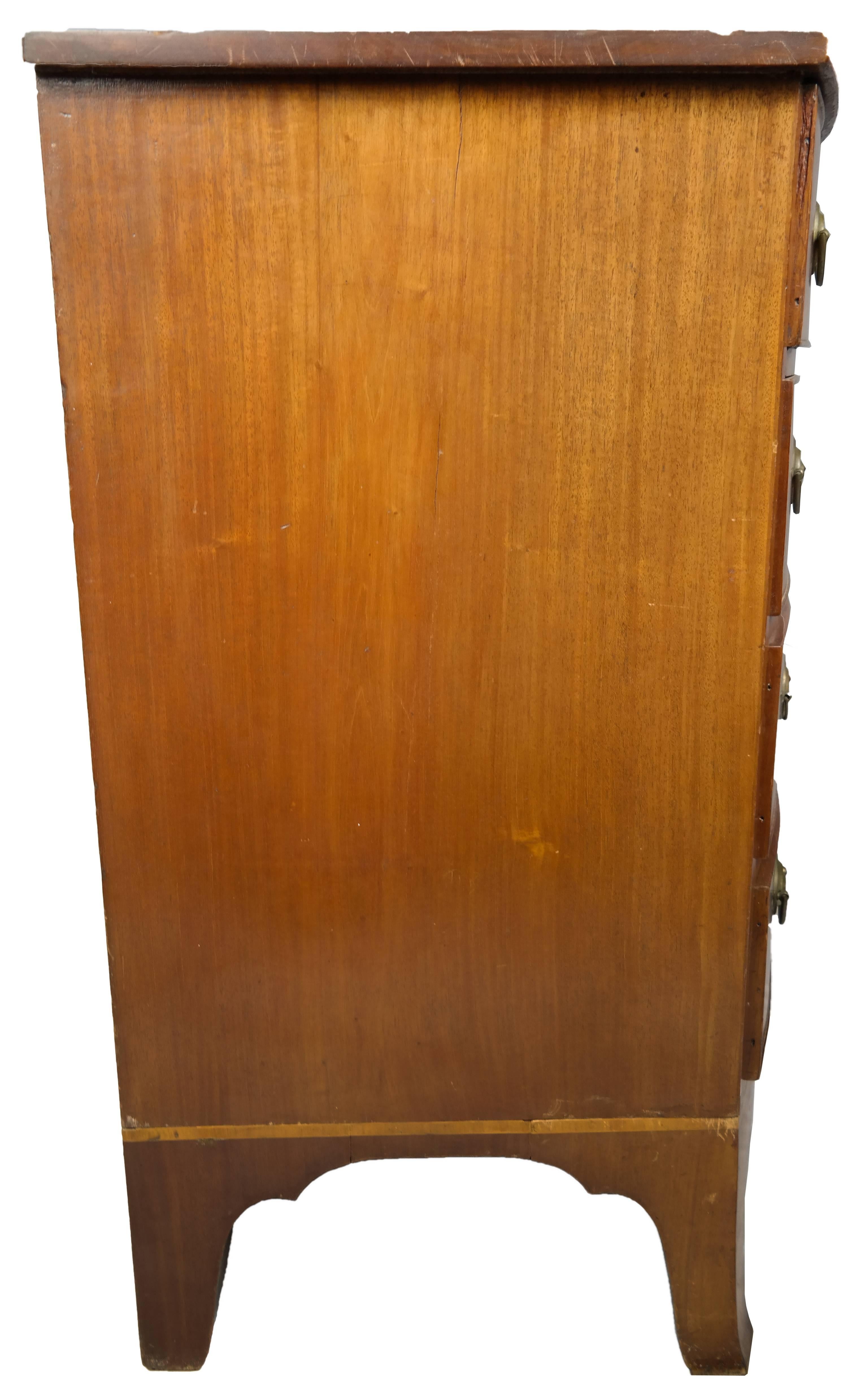Late 18th Century American Mahogany Bowfront Chest of Drawers, circa 1790. 5