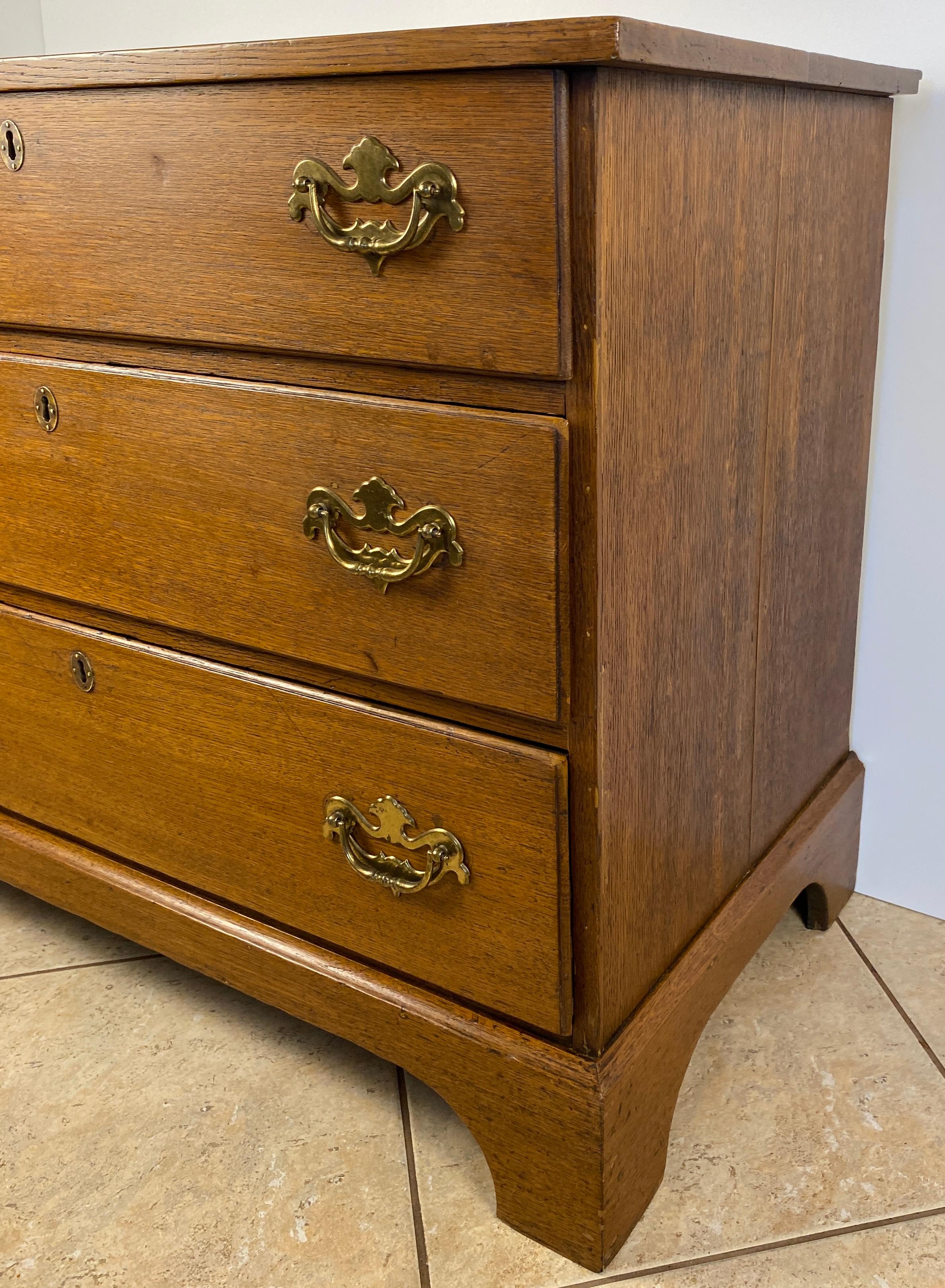 Classico americano Cassettiera in Oak americana della fine del XVIII secolo, CIRCA 1770 in vendita