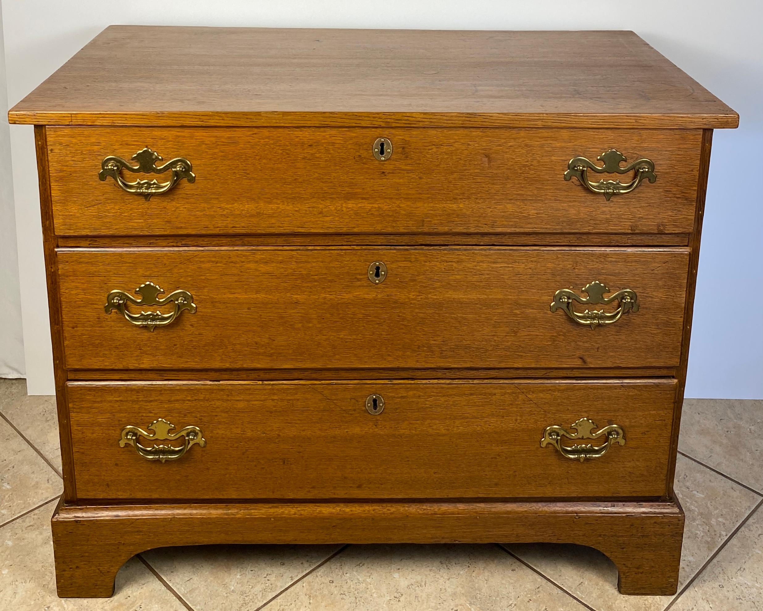 Fatto a mano Cassettiera in Oak americana della fine del XVIII secolo, CIRCA 1770 in vendita