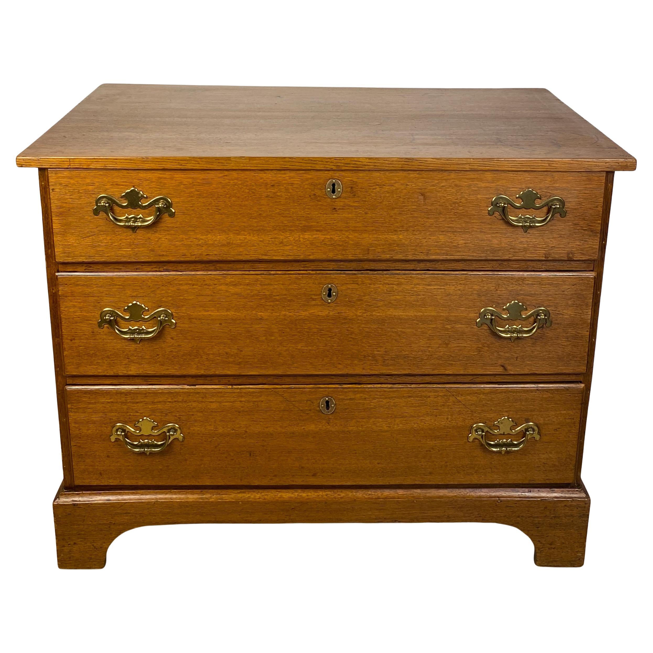 Amerikanische Eichen-Schubladen-Kommode, Ende 18. Jahrhundert, CIRCA 1770