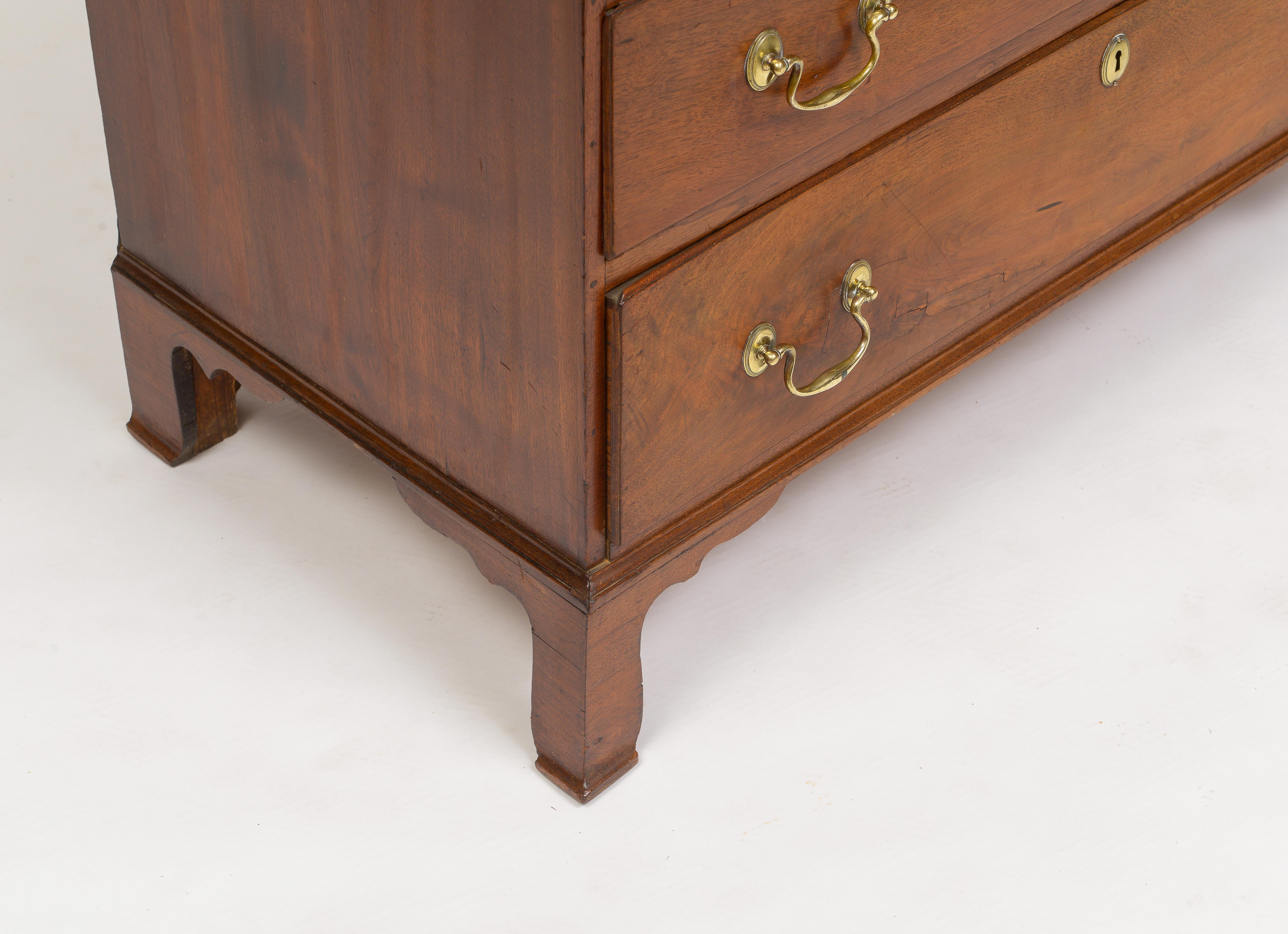 Late 18th Century American Walnut Chest of Drawers For Sale 4