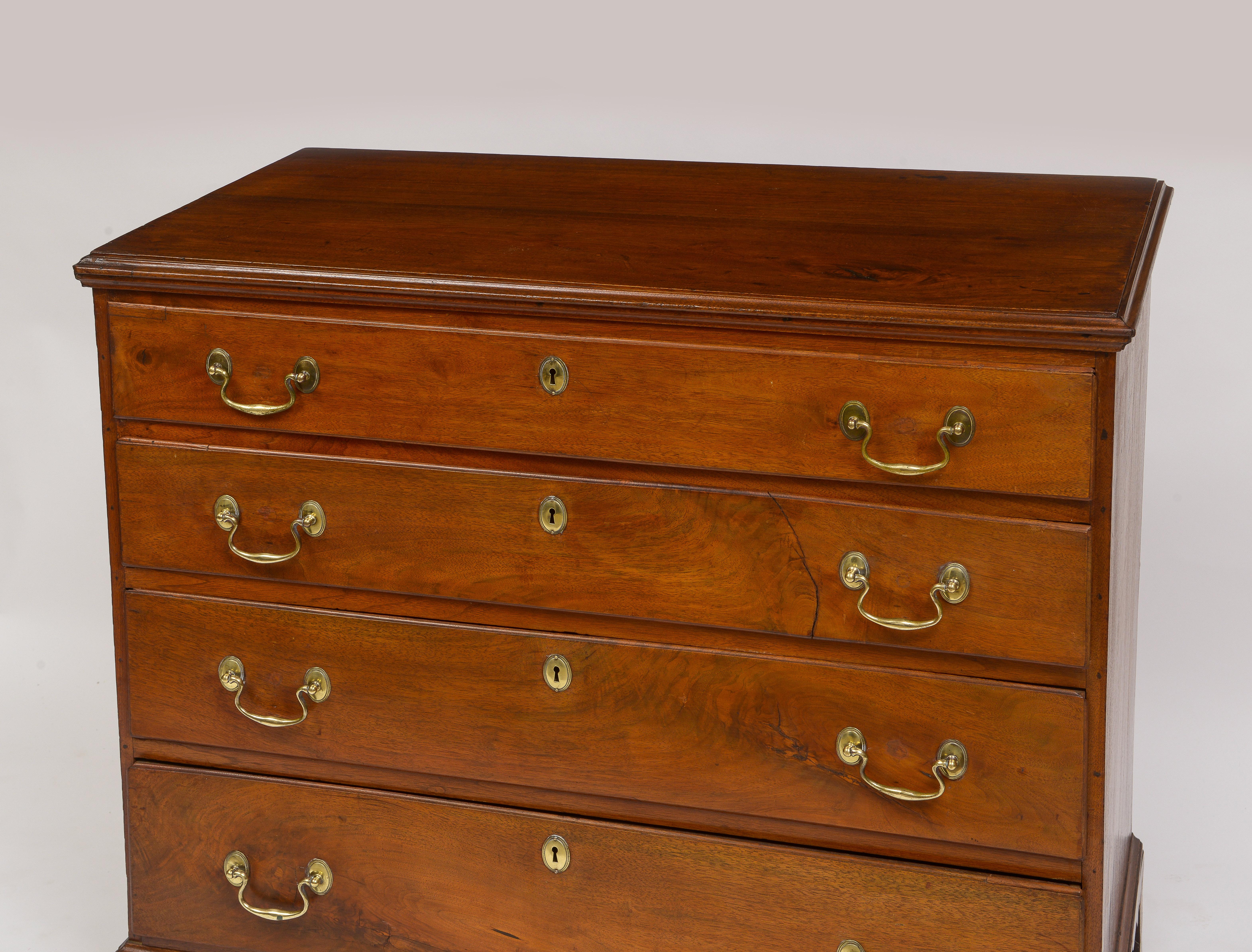 Late 18th Century American Walnut Chest of Drawers In Good Condition For Sale In Brooklyn, NY