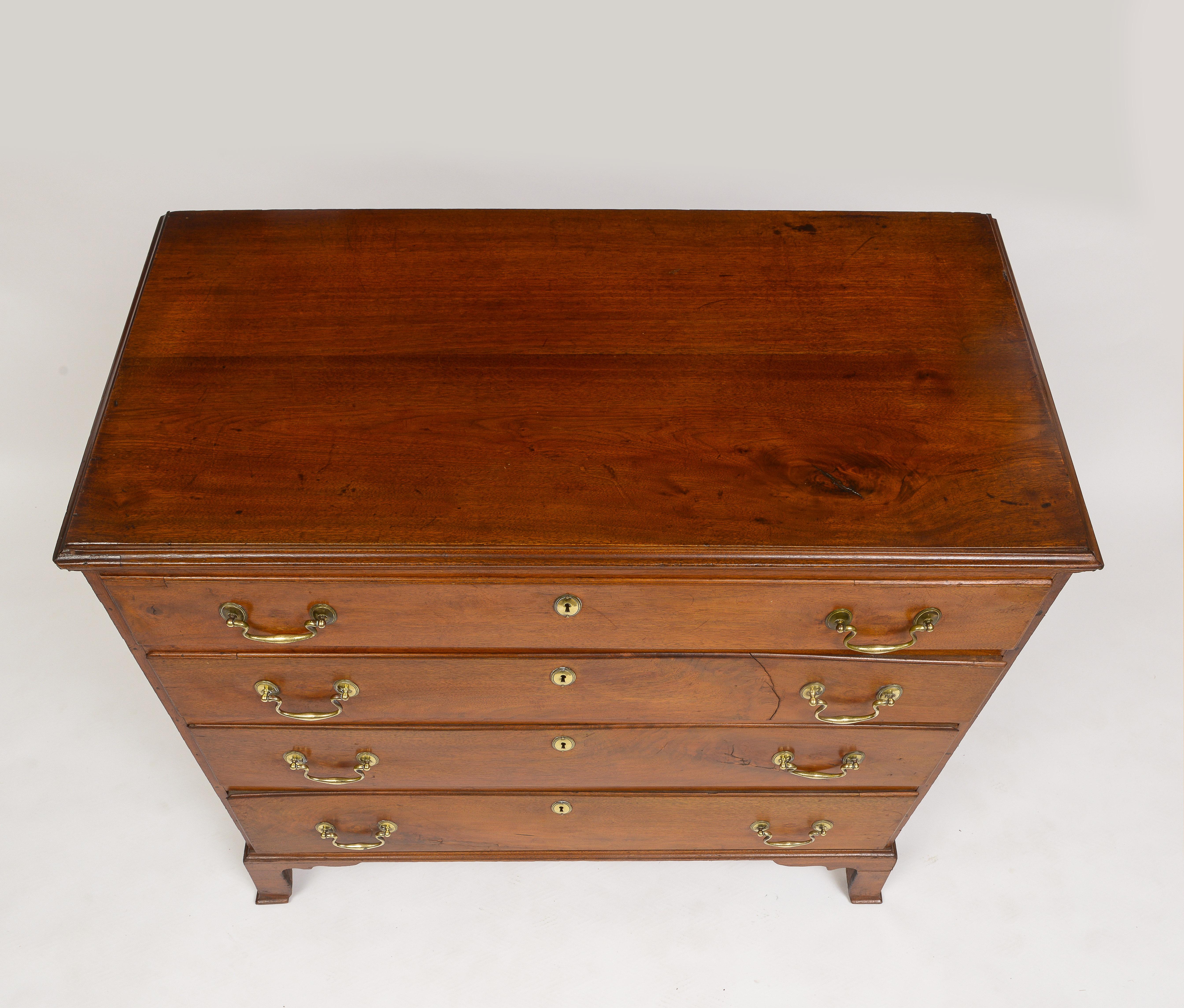 Late 18th Century American Walnut Chest of Drawers For Sale 1