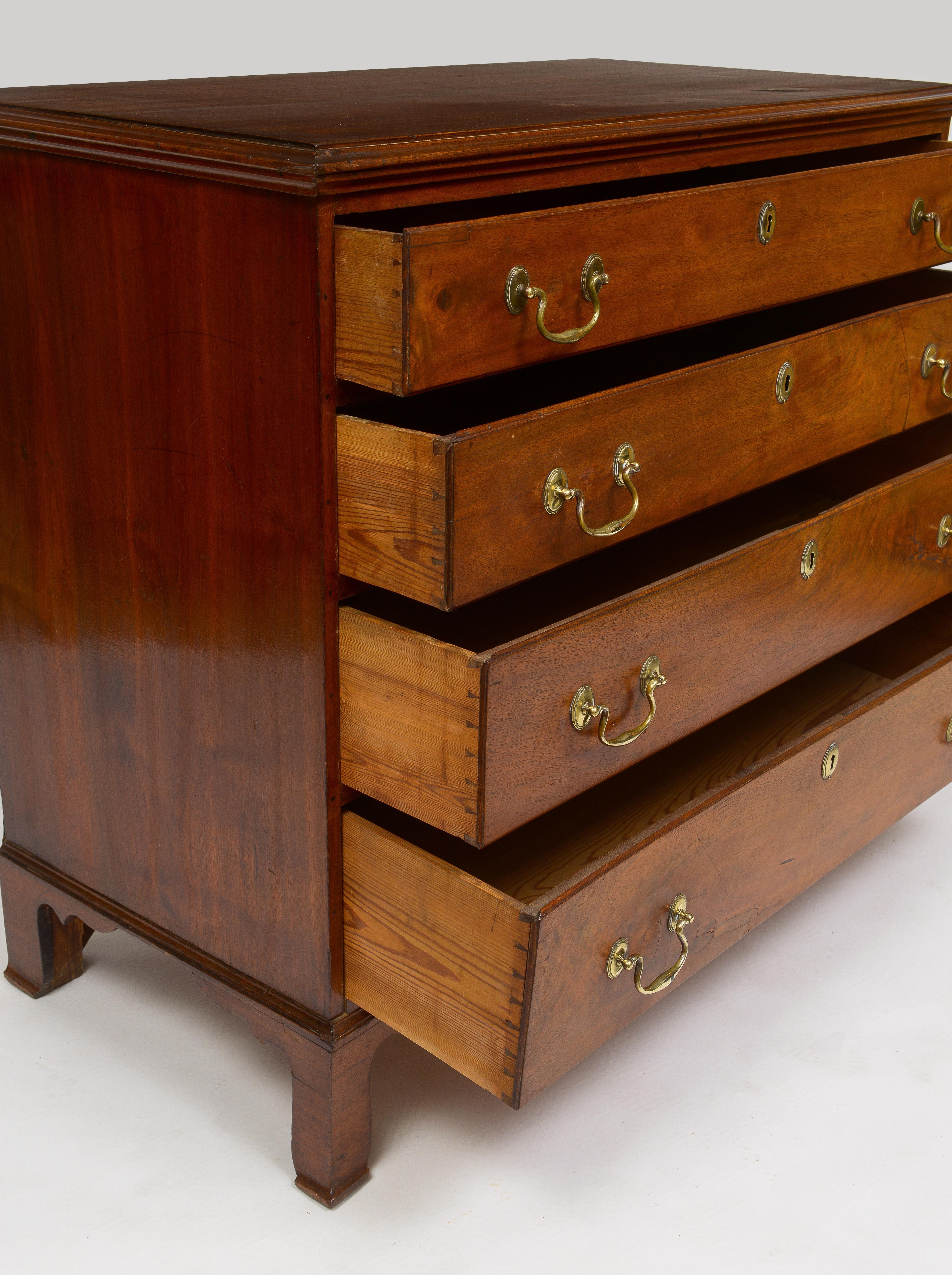Late 18th Century American Walnut Chest of Drawers For Sale 3