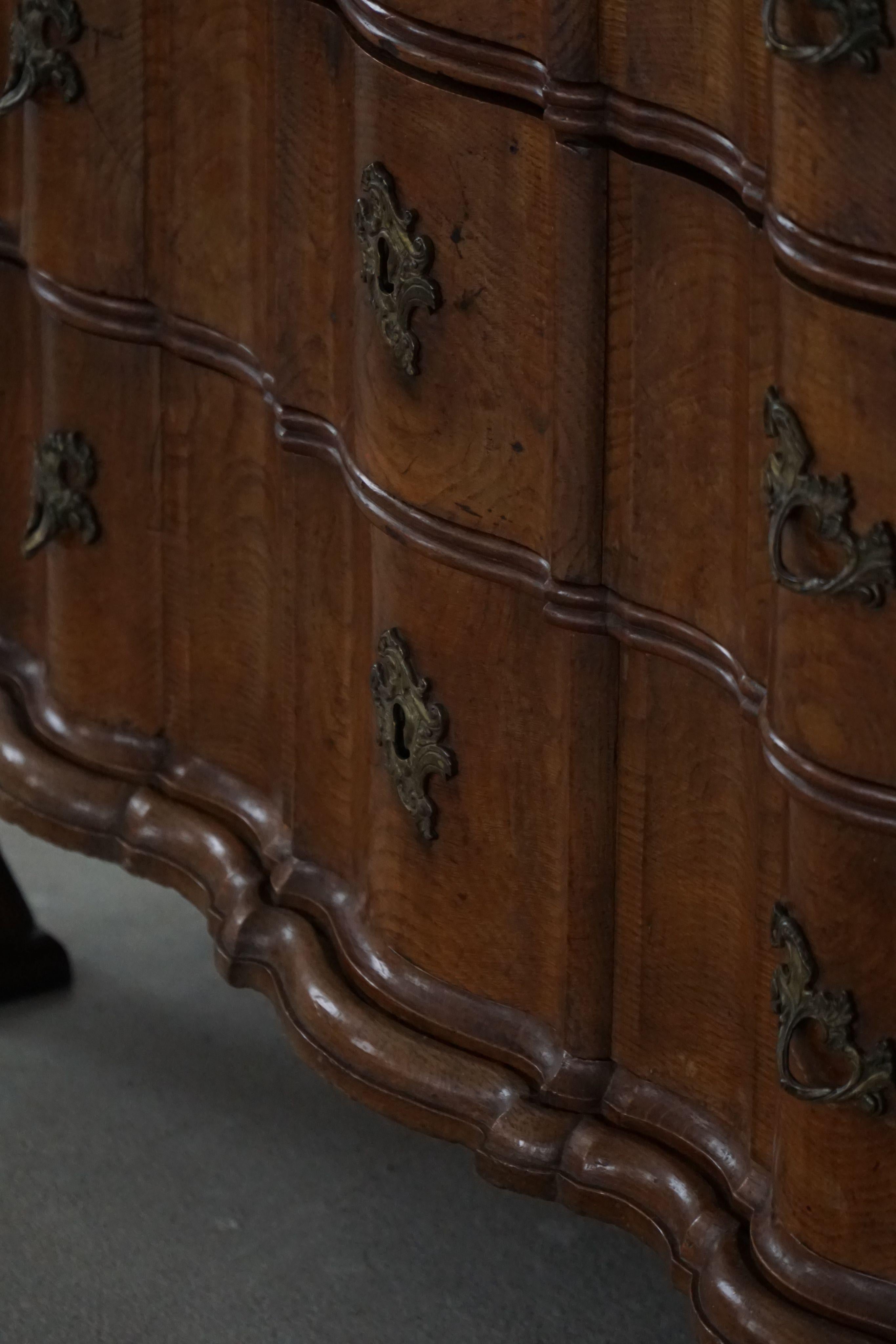 Fin du XVIIIe siècle, ancienne commode en chêne baroque à pieds cabriole en vente 4