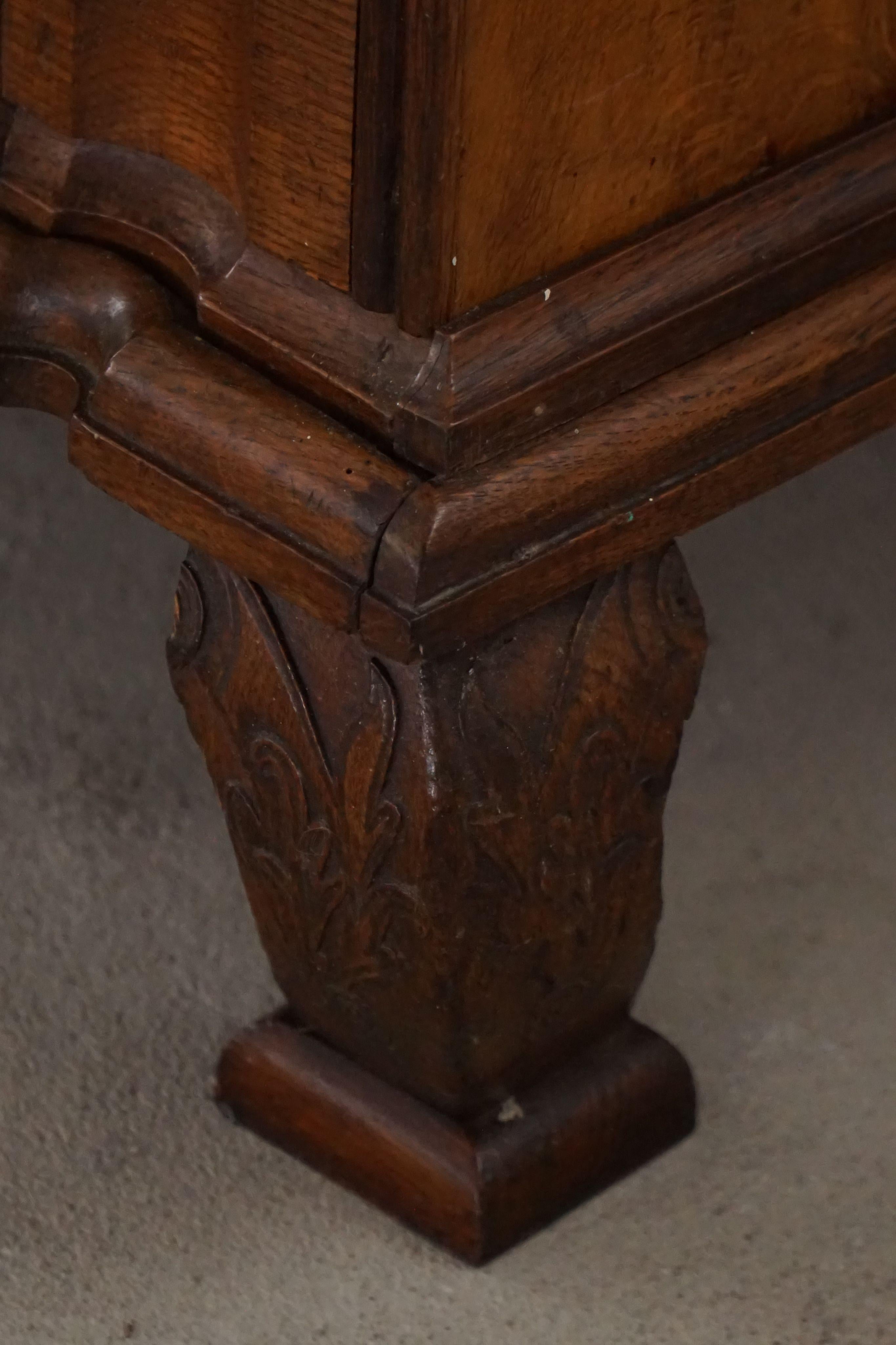 Fin du XVIIIe siècle, ancienne commode en chêne baroque à pieds cabriole en vente 5