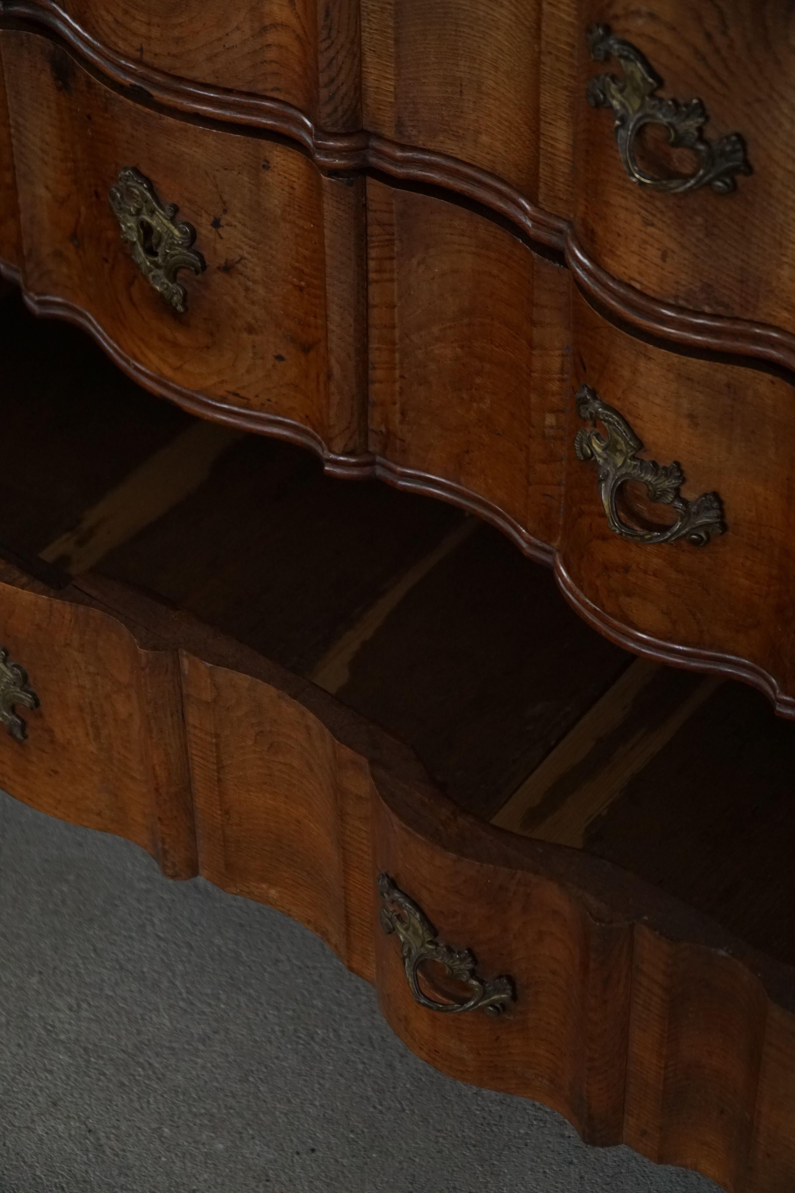 Fin du XVIIIe siècle, ancienne commode en chêne baroque à pieds cabriole en vente 7