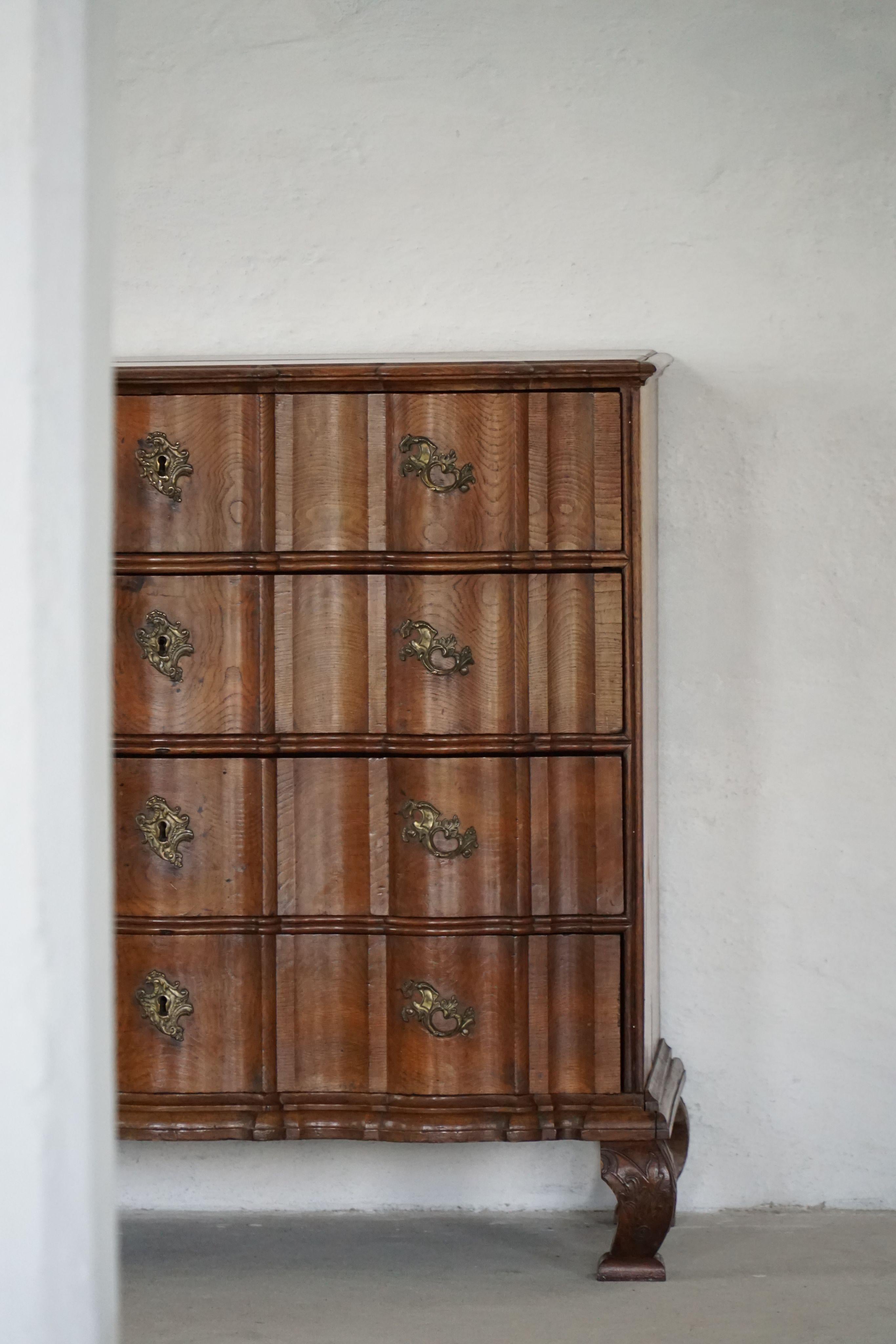 Fin du XVIIIe siècle, ancienne commode en chêne baroque à pieds cabriole en vente 8