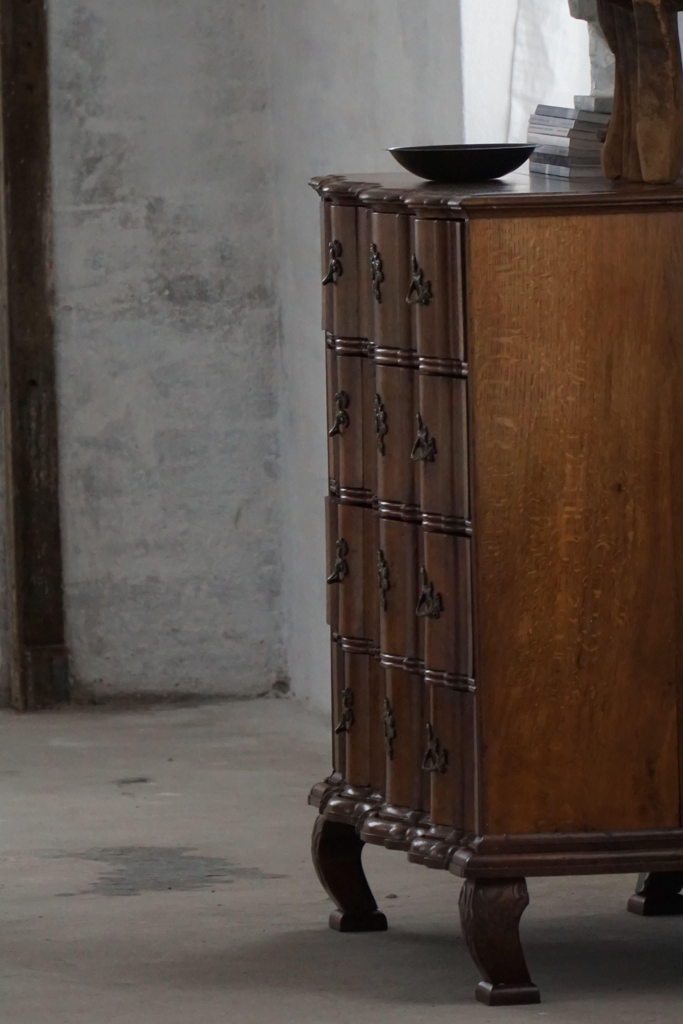 Fin du XVIIIe siècle, ancienne commode en chêne baroque à pieds cabriole en vente 9