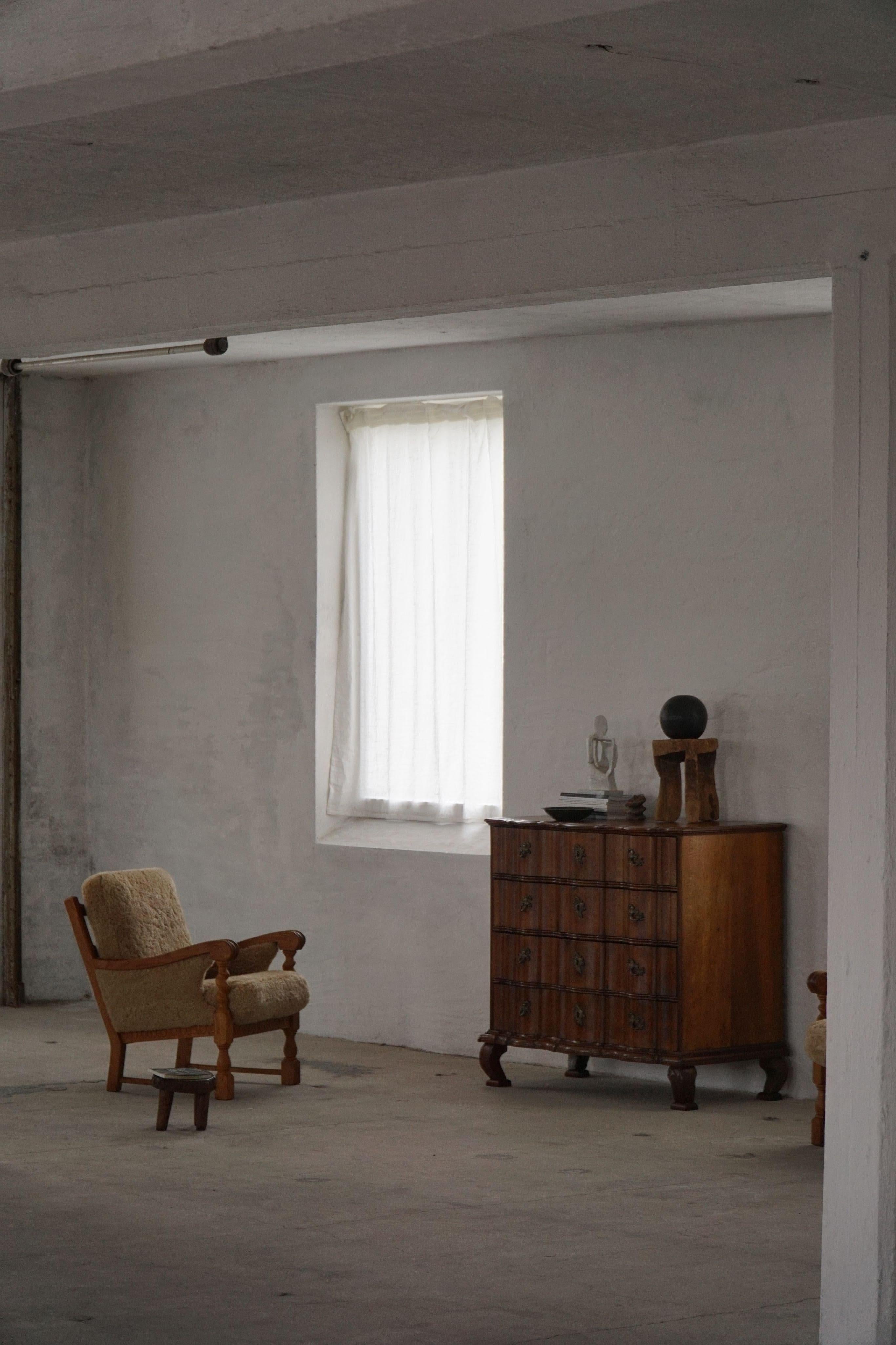 Fin du XVIIIe siècle, ancienne commode en chêne baroque à pieds cabriole en vente 10