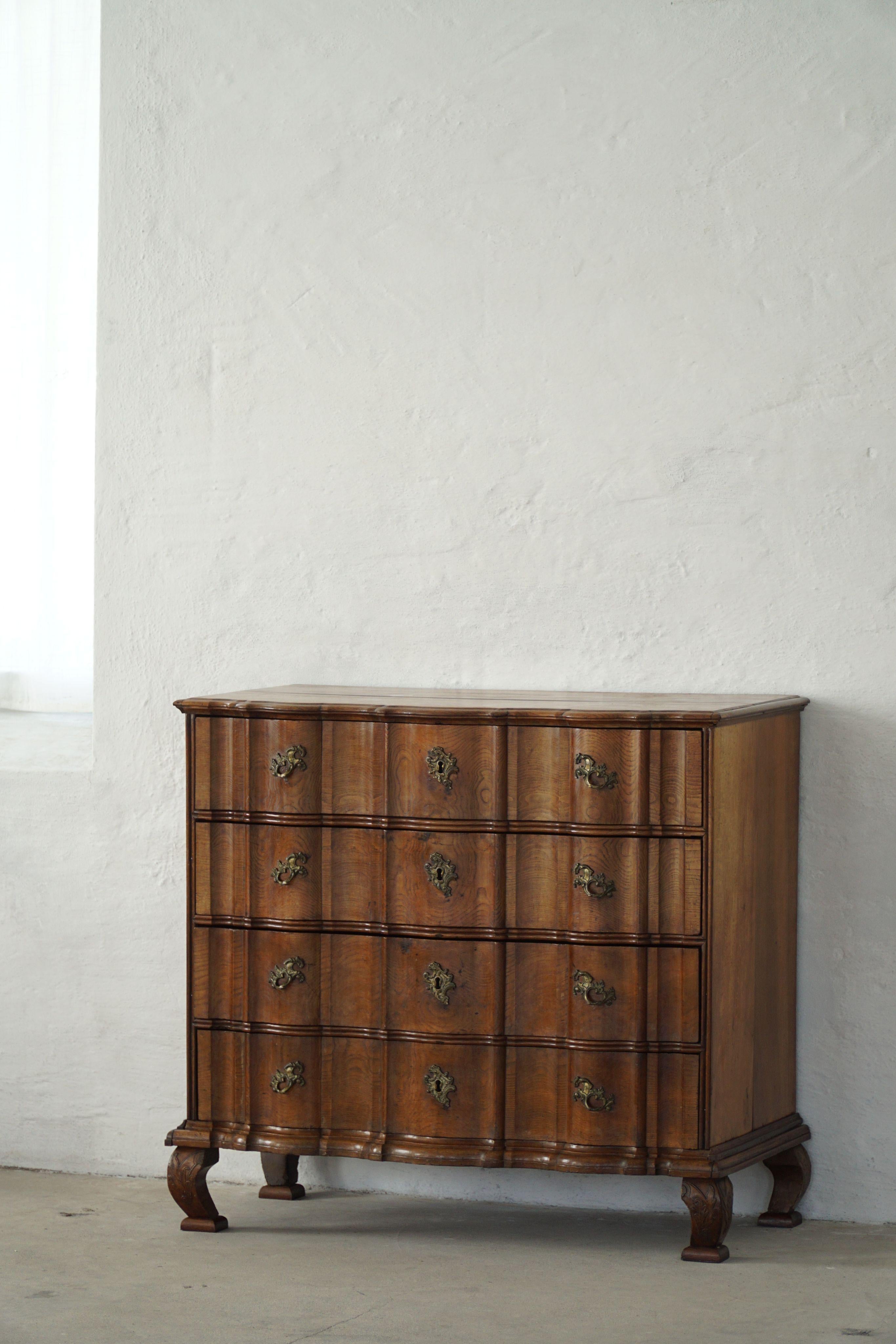 Fin du XVIIIe siècle, ancienne commode en chêne baroque à pieds cabriole en vente 11