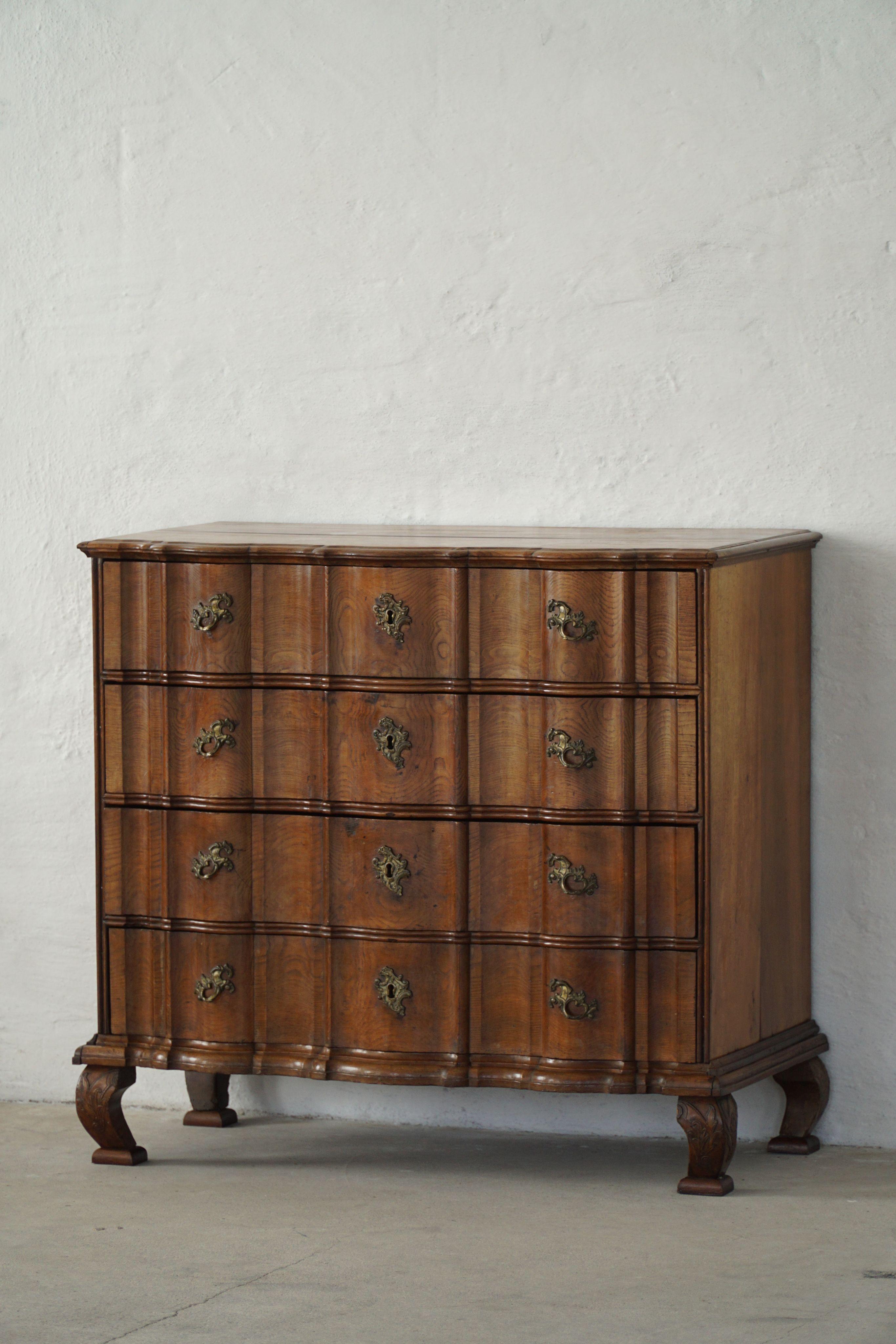 Baroque Fin du XVIIIe siècle, ancienne commode en chêne baroque à pieds cabriole en vente