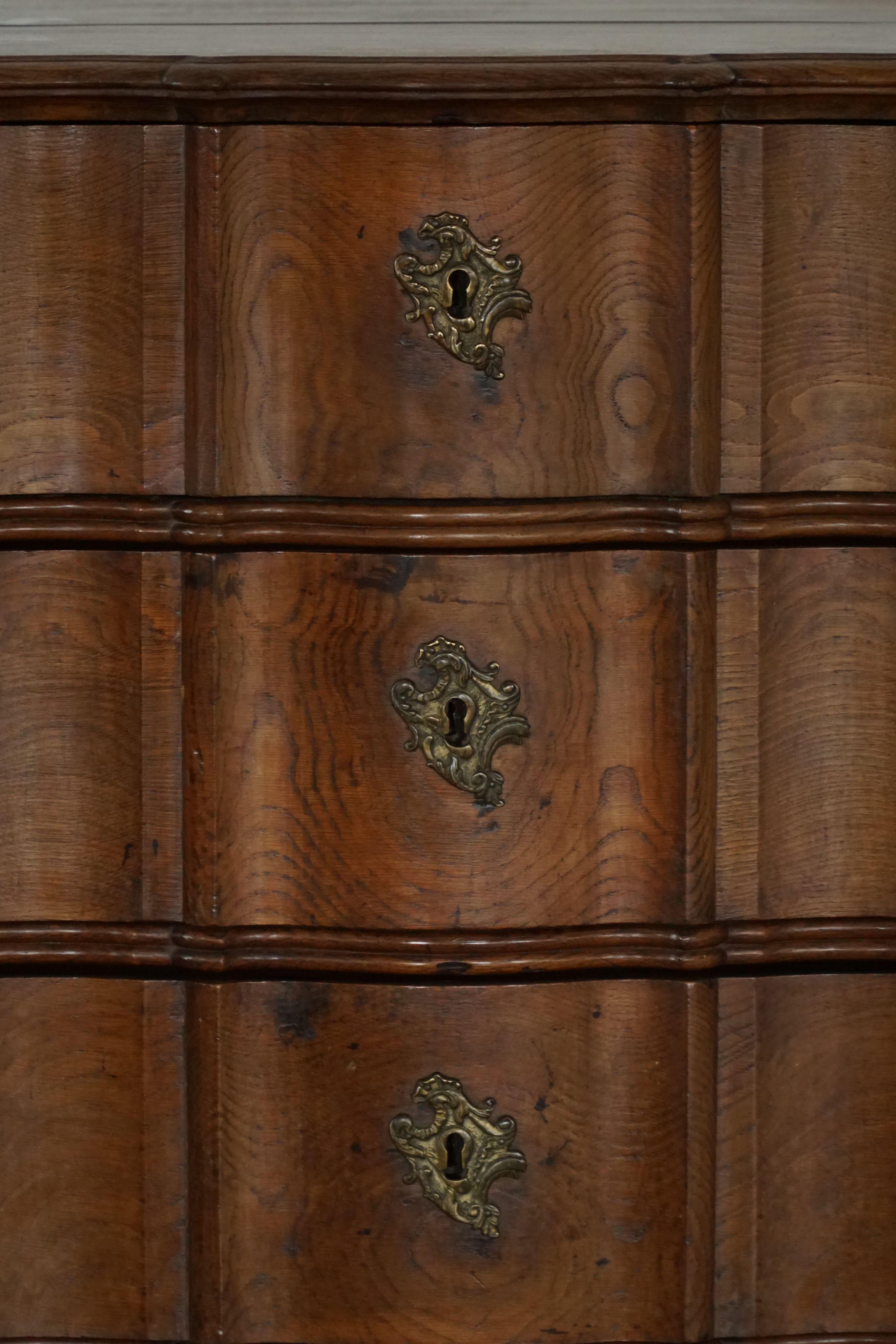 Danois Fin du XVIIIe siècle, ancienne commode en chêne baroque à pieds cabriole en vente