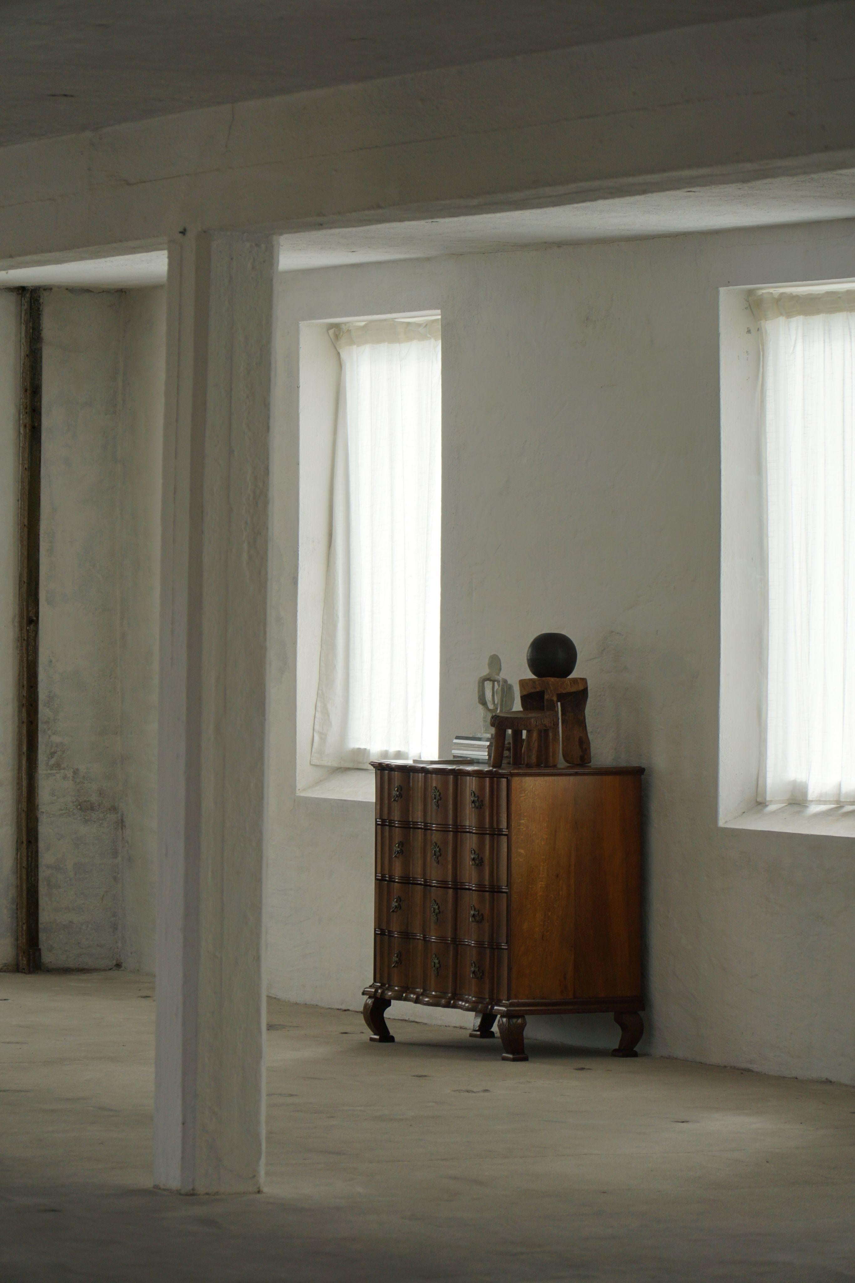 Fin du XVIIIe siècle, ancienne commode en chêne baroque à pieds cabriole Bon état - En vente à Odense, DK